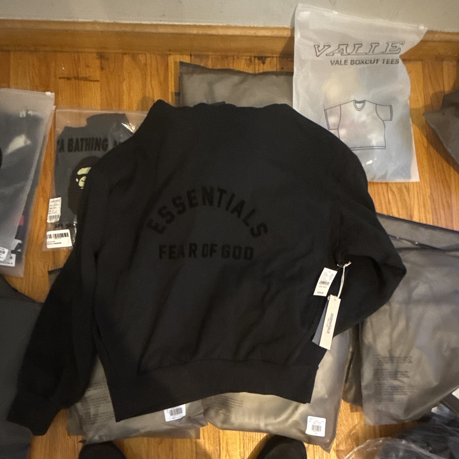 Essentials Fear of God Black Logo Crewneck Pullover Men’s Sweatshirt Size L Essentials Fear of God Black Logo Crewneck Pullover Men’s Sweatshirt Size L