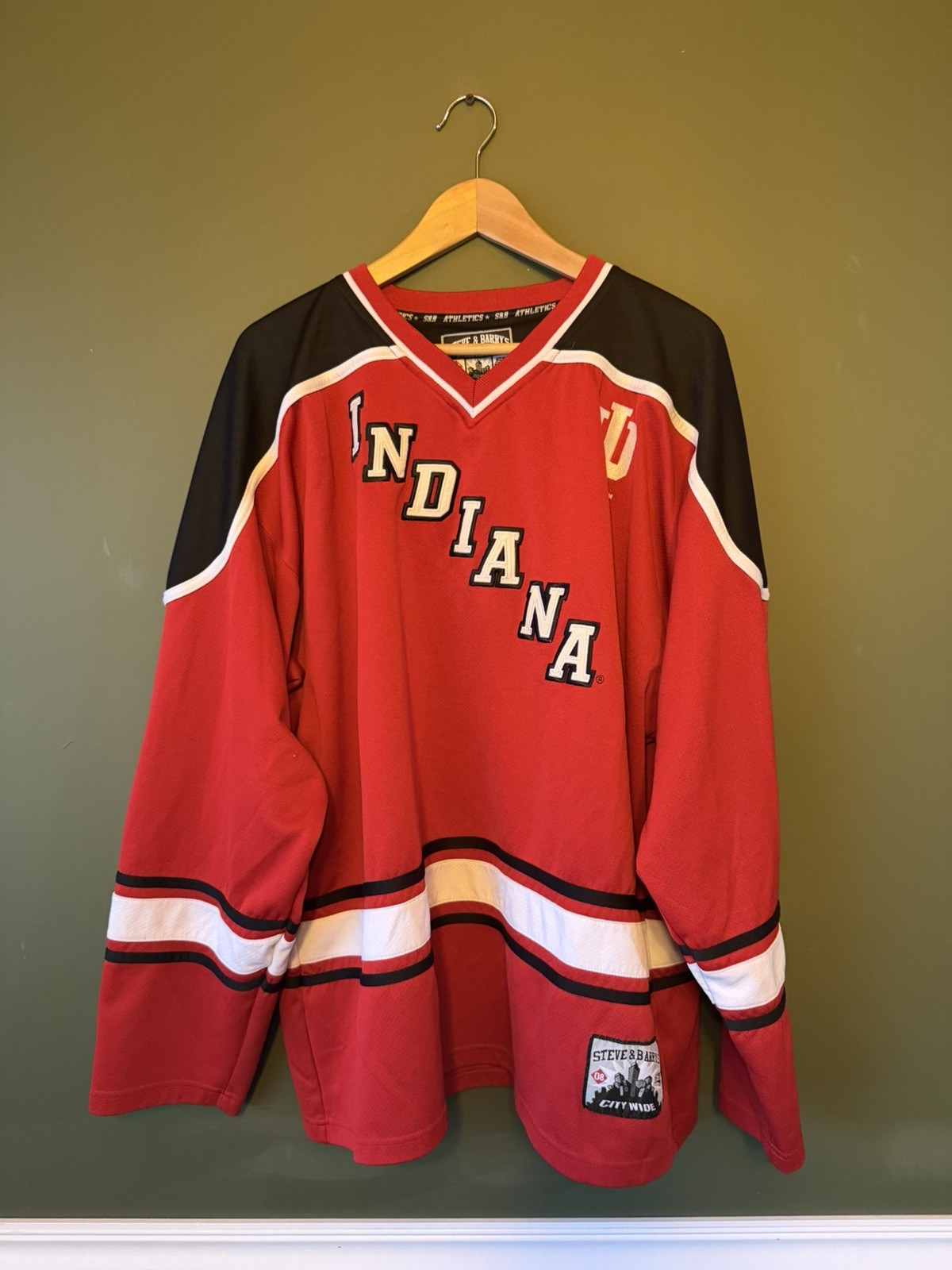 Vintage Indiana Hoosiers Hockey Jersey XL Steve & Barry’s Red #99 Embroidered Vintage Indiana Hoosiers Hockey Jersey XL Steve & Barry’s Red #99 Embroidered