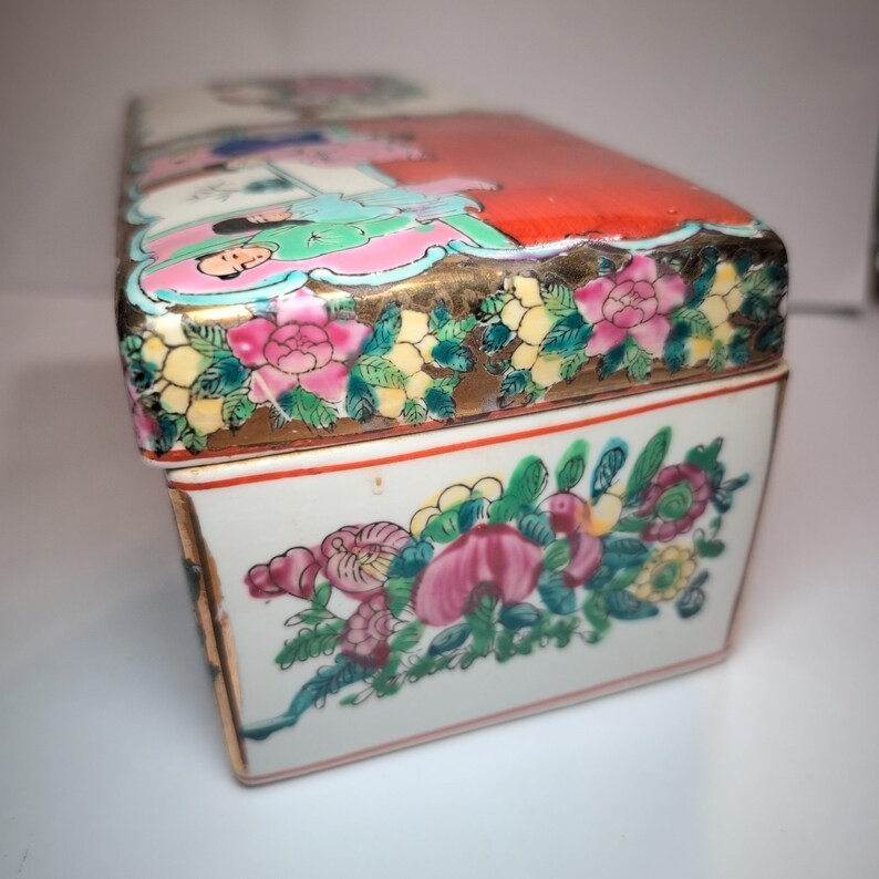 Vintage Chinese Rose Medallion Porcelain Box, Famille Rose Enamel, Gold Gilt (8.