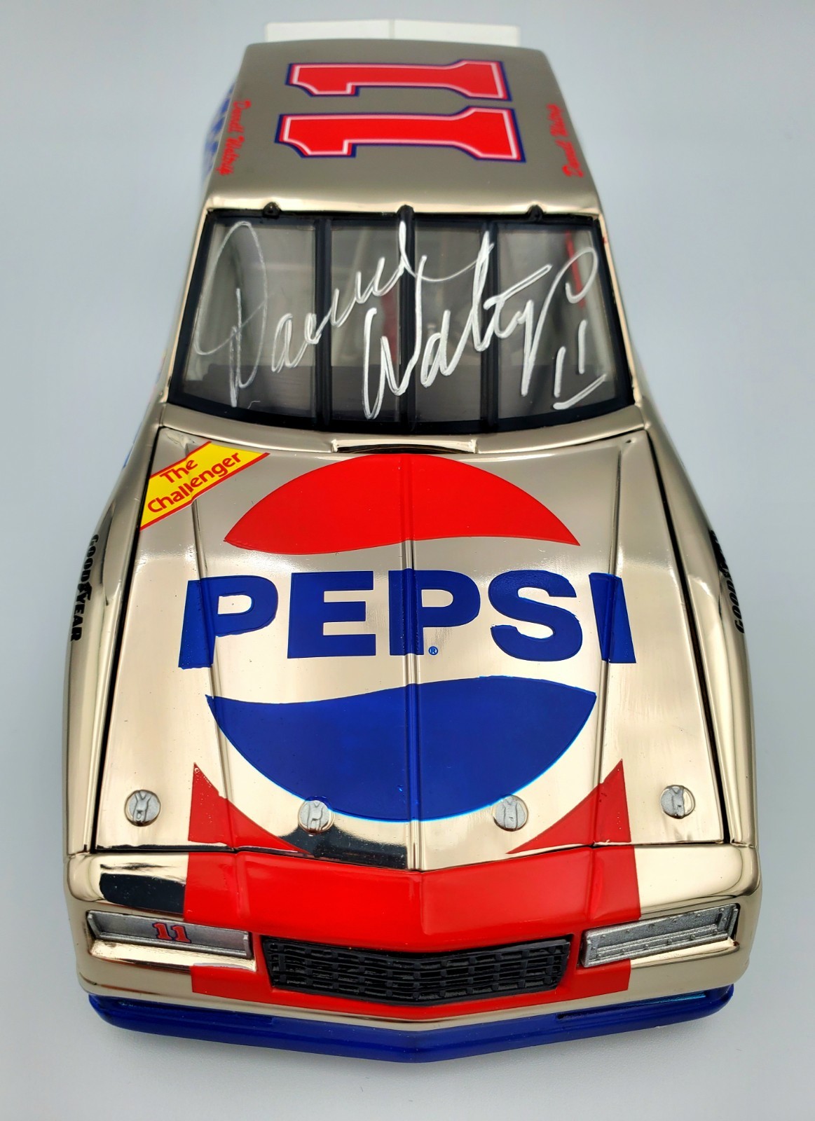 RARE 1983 #11 AUTOGRAPHED Pepsi White Gold Darrell Waltrip 1/24  MINT box /Car