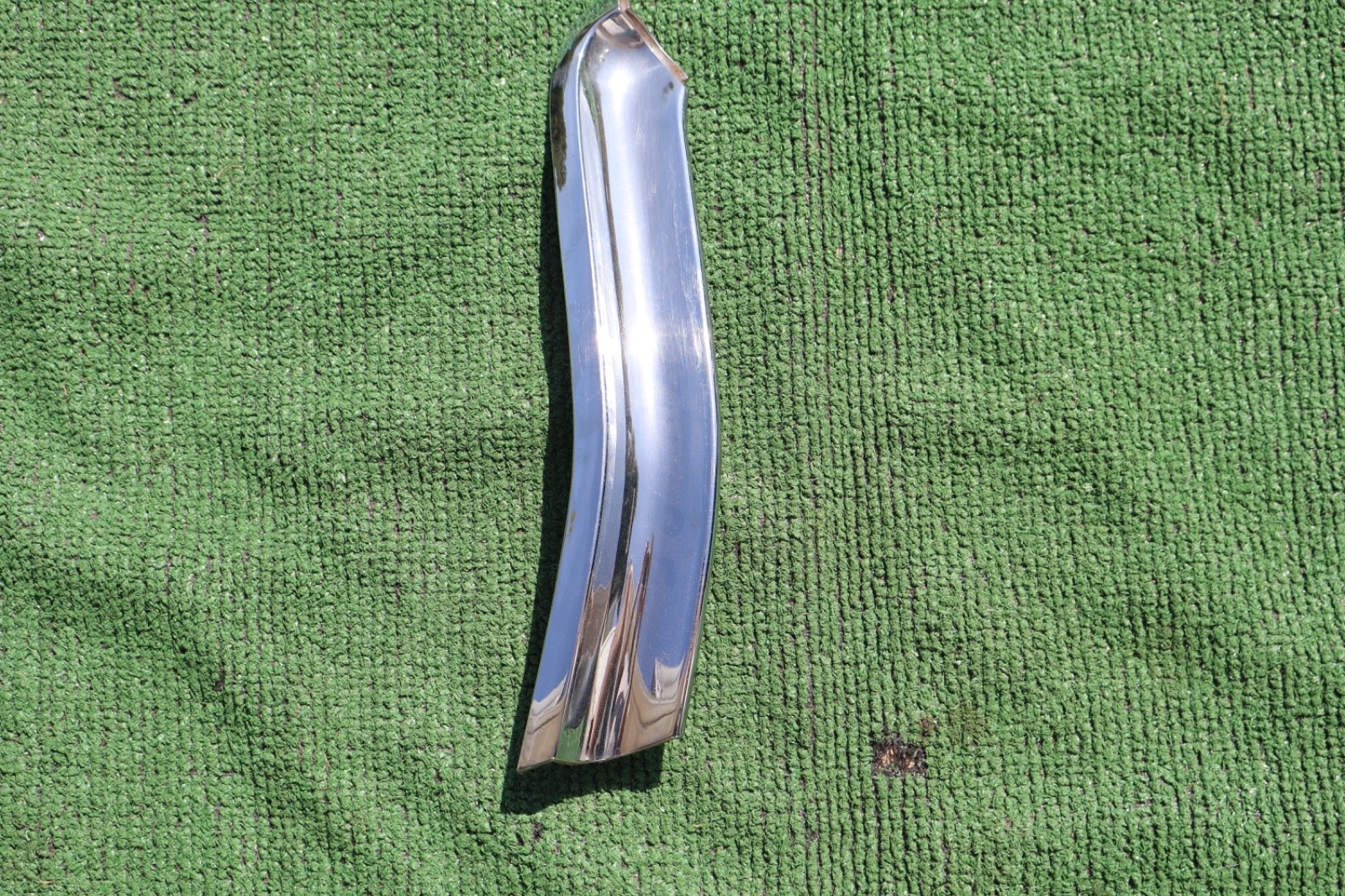 1968 1969 Buick Riviera front fender edge trim passengers side 68 69