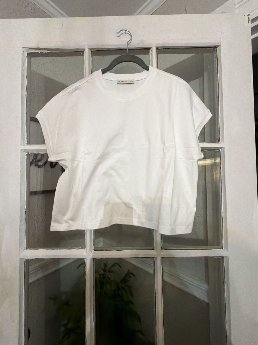 Zenana T-Shirt Size M White Short Sleeve Cropped Relaxed Fit Zenana T-Shirt Size M White Short Sleeve Cropped Relaxed Fit