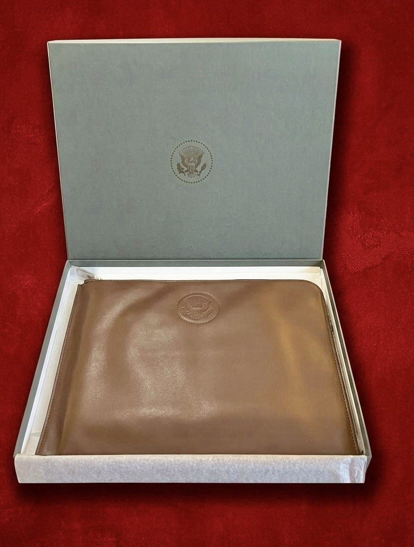 Rare Authetic President Trump White House VIP Leather Document Portfolio MINT