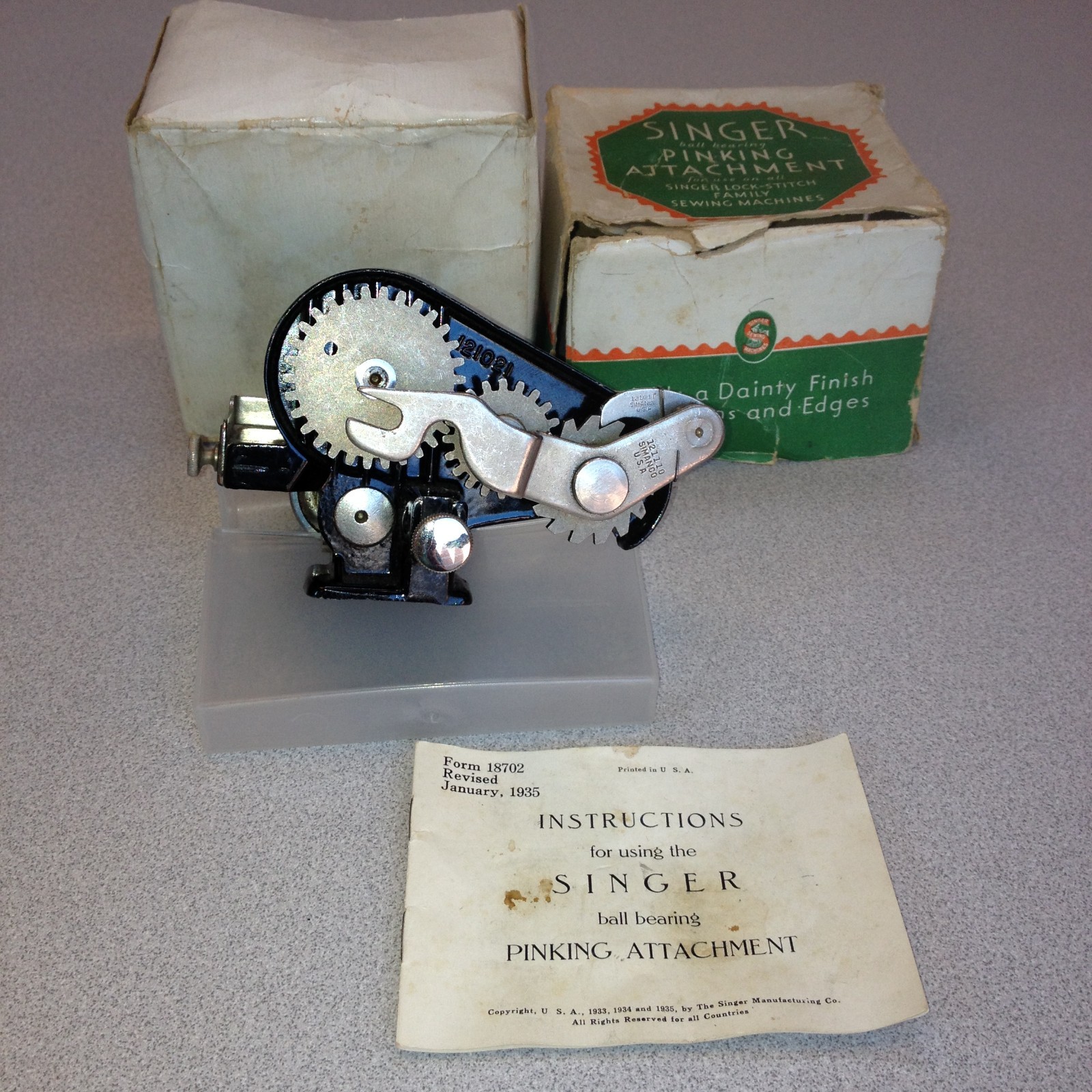 VTG SINGER Pinking Attachment #121021 Glossy w/ Original Box+Instructions 1930s VTG SINGER Pinking Attachment #121021 Glossy w/ Original Box+Instructions 1930s