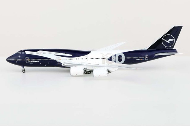 B631102F HX Models 747-8I 1/400 Model D-ABYN Lufthansa Flaps Down Configuration B631102F HX Models 747-8I 1/400 Model D-ABYN Lufthansa Flaps Down Configuration