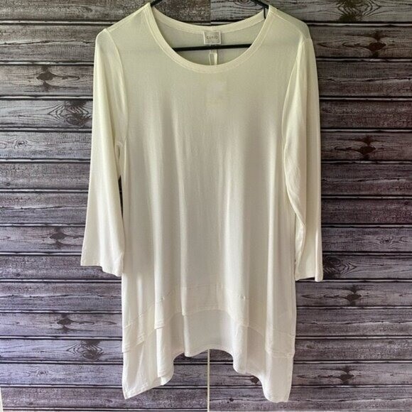 Cupio Women\'s Top Size M Off-White Layered Asymmetrical Bottom NWT Cupio Women\'s Top Size M Off-White Layered Asymmetrical Bottom NWT