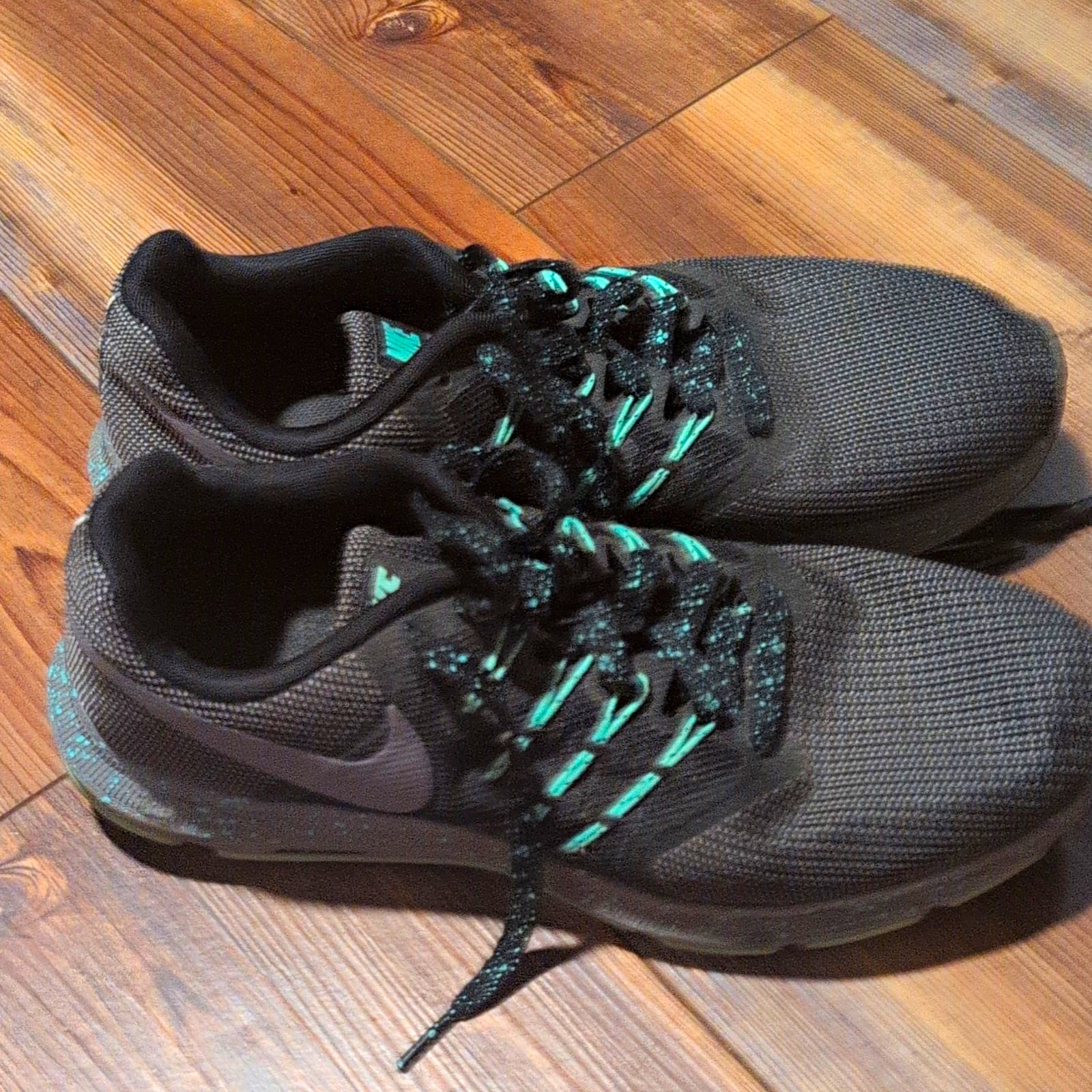 Nike Men\'s Black/Gray/Green Low Top Lace-Up Athletic Sneakers AR1904-001