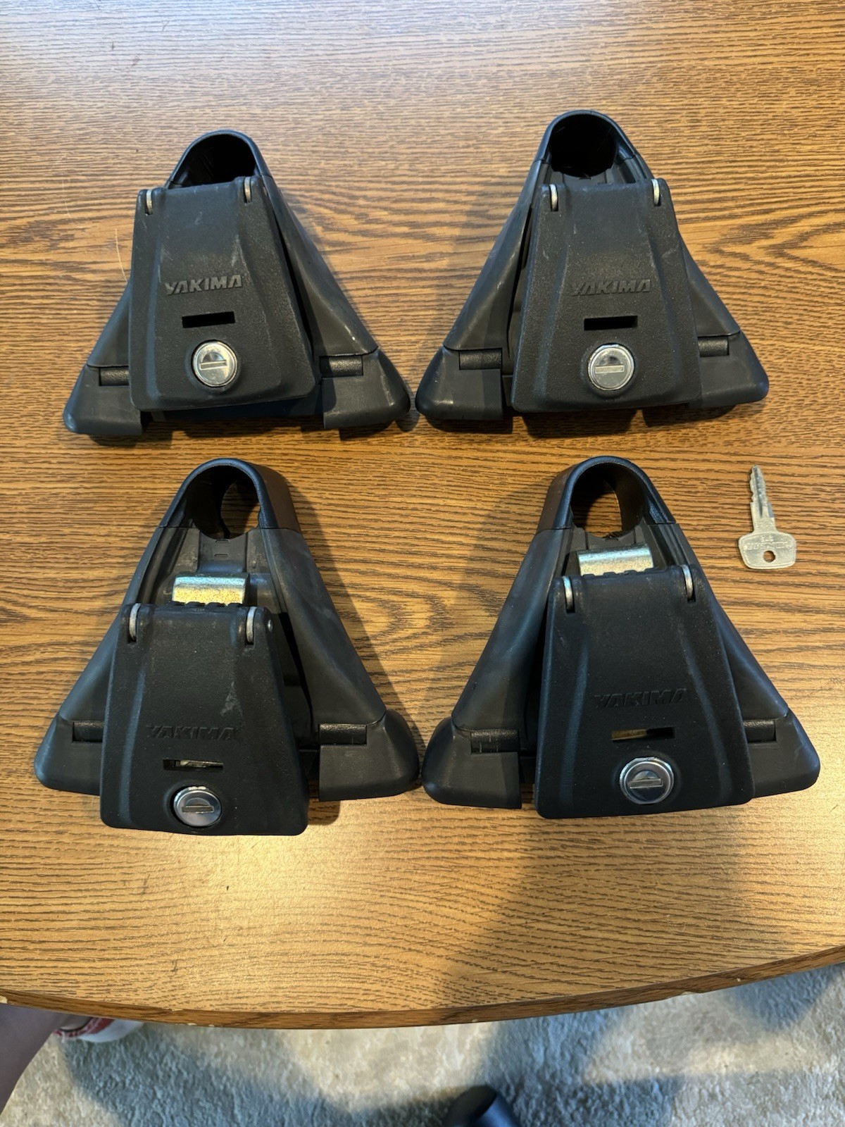 Yakima Q Towers #00124 Set Of 4 Black Q Towers - With Locks ,key Yakima Q Towers #00124 Set Of 4 Black Q Towers - With Locks ,key