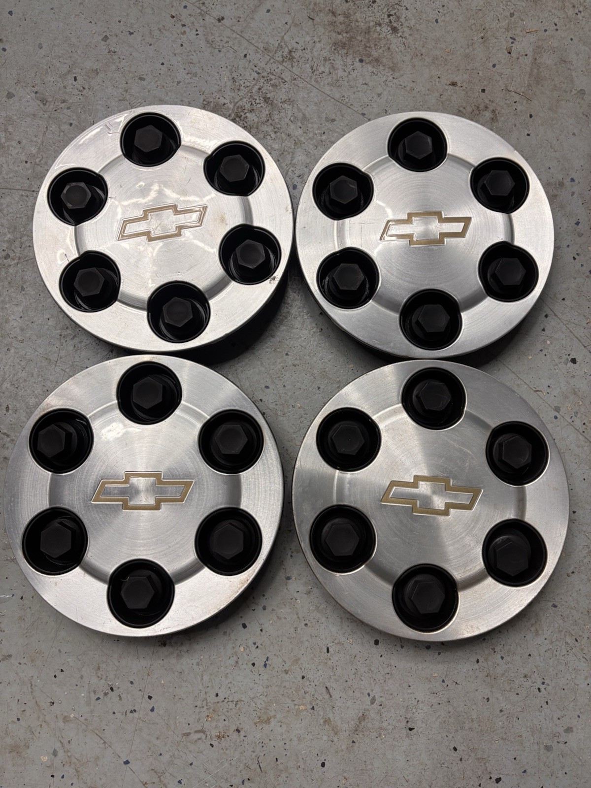 2004-2006 Chevrolet Silverado/Tahoe/Surburban Wheel Center Caps 2004-2006 Chevrolet Silverado/Tahoe/Surburban Wheel Center Caps
