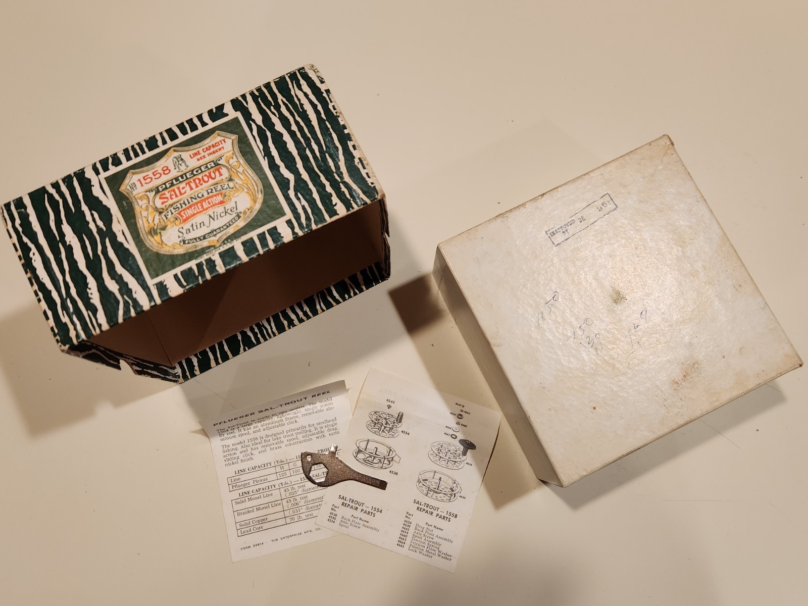 Vintage Pflueger No 1558 Sal-Trout Reel Box - BOX ONLY Vintage Pflueger No 1558 Sal-Trout Reel Box - BOX ONLY