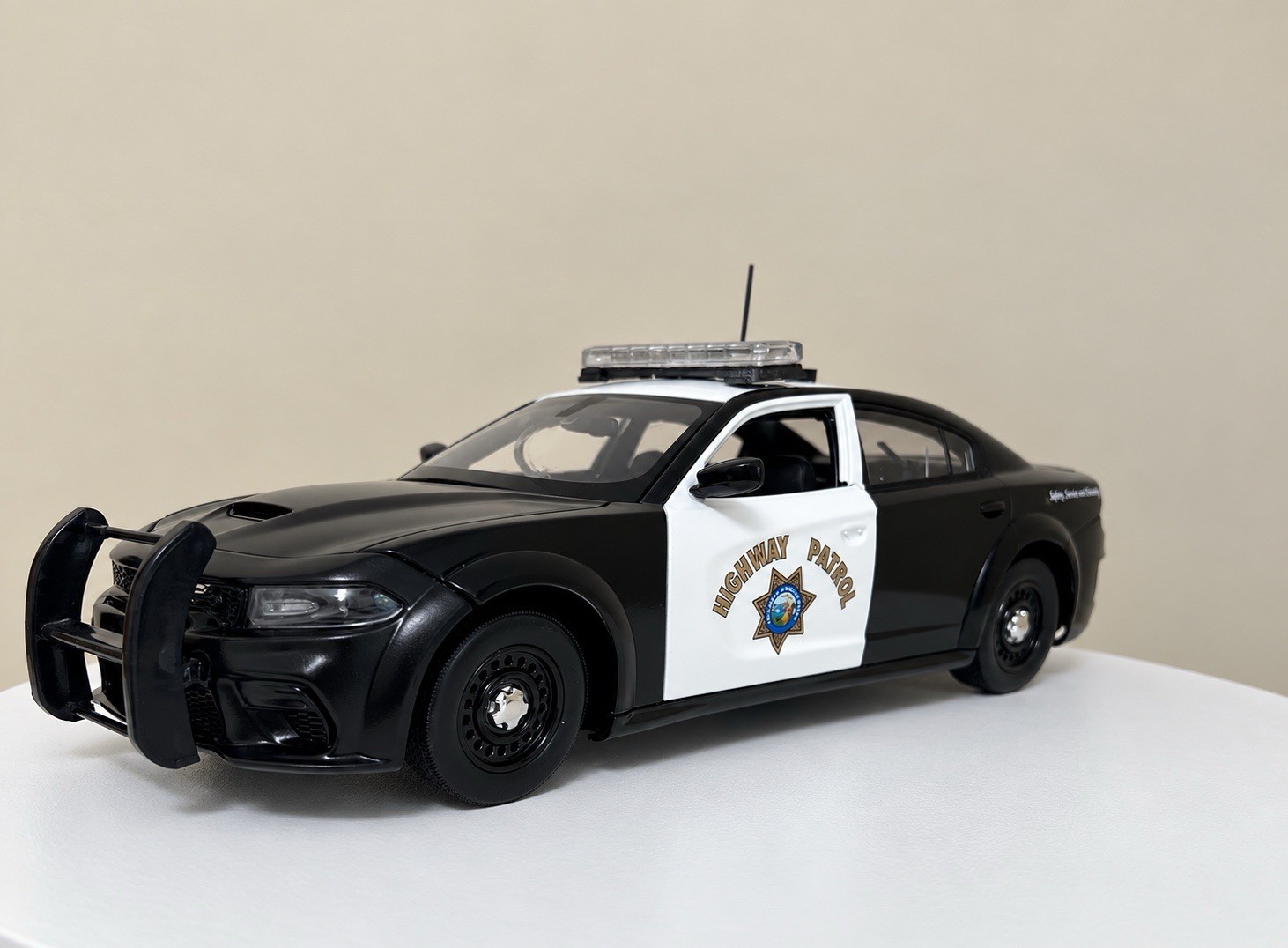 1/18 Police Car Dodge Charger CHP. 1:18 Autoart Dodge Charger Hellcat. custom 1/18 Police Car Dodge Charger CHP. 1:18 Autoart Dodge Charger Hellcat. custom