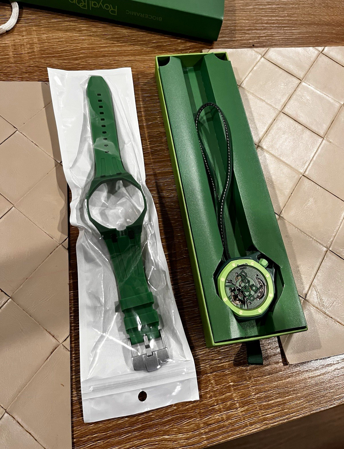 Swatch Royal Pop Green Eight Quartz Analog 41mm Octagon Green, Box Papers Swatch Royal Pop Green Eight Quartz Analog 41mm Octagon Green, Box Papers
