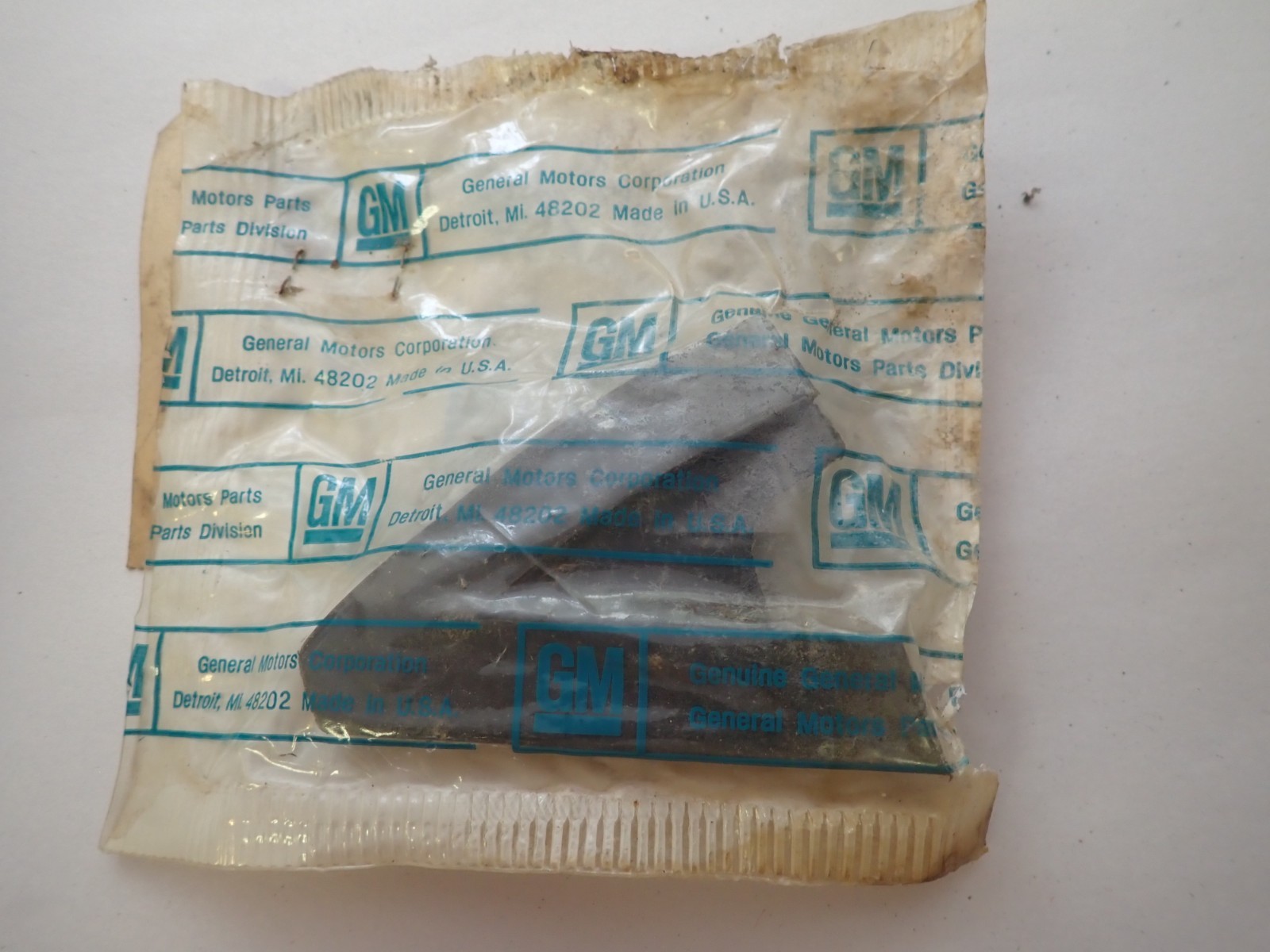 NOS 1971 1972 Buick LeSabre Centurion RH Rear Rubber Bumper Corner Cap 1235902