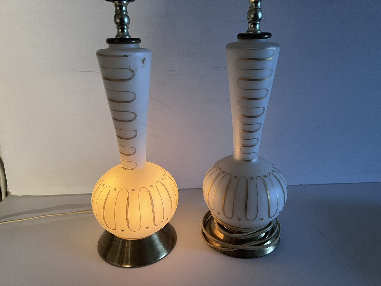 Underwriter\'s Laboratories | Vintage Mid-Century White Gold Table Lamp - 2 Bulb