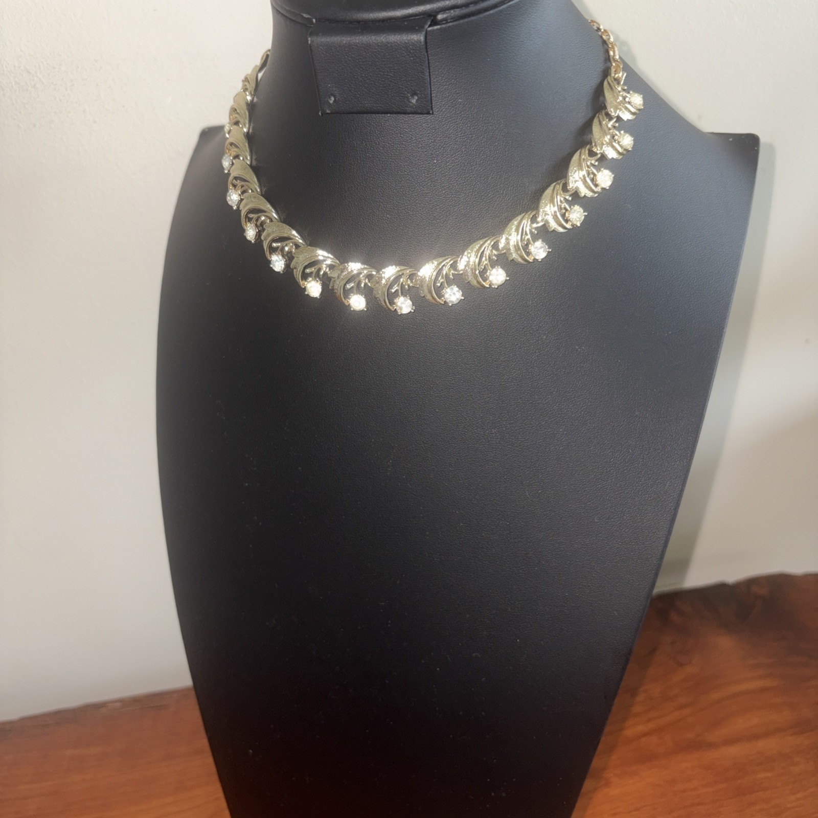 Vintage Coro Gold-Tone Textured Leaf Link Rhinestone Choker Necklace Estate Vintage Coro Gold-Tone Textured Leaf Link Rhinestone Choker Necklace Estate