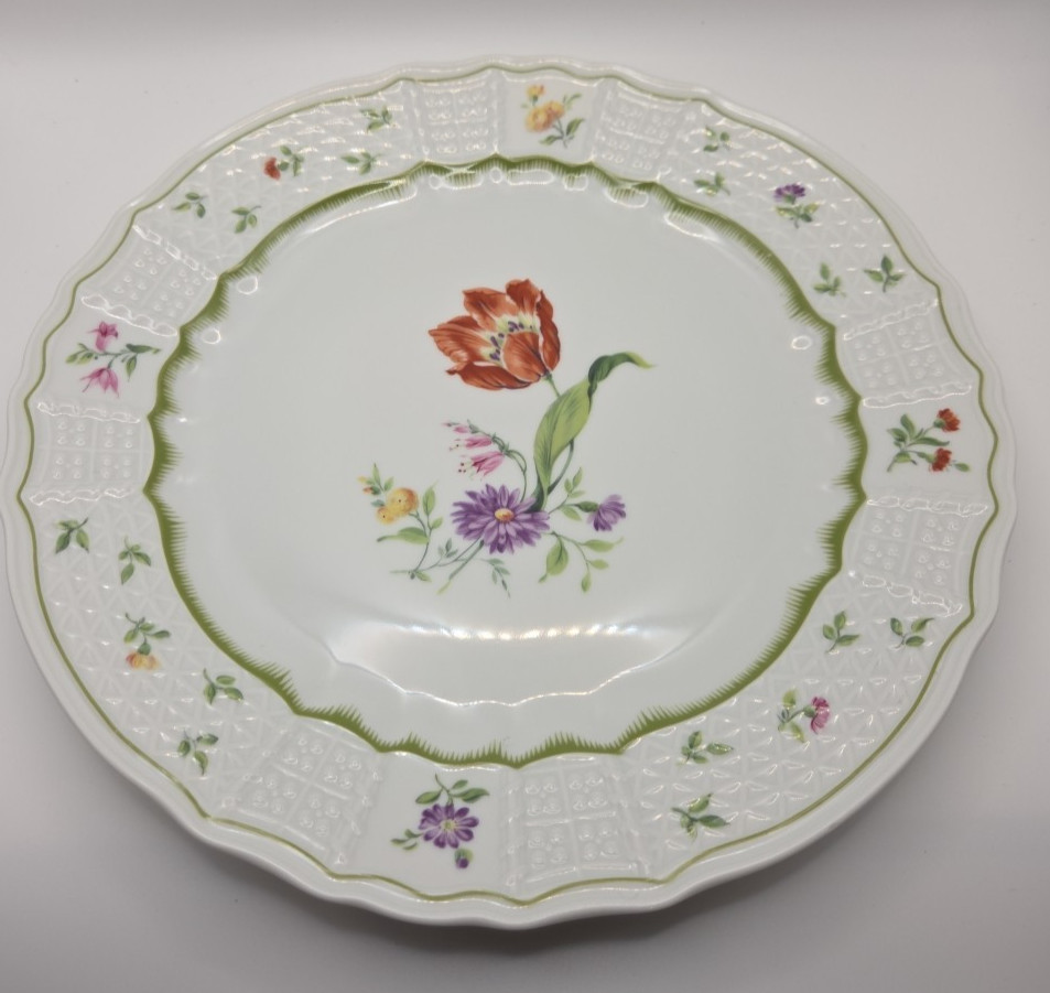 Heinrich Chambord Porcelain Dinner Plate, Marked W Germany, 10.4 Heinrich Chambord Porcelain Dinner Plate, Marked W Germany, 10.4