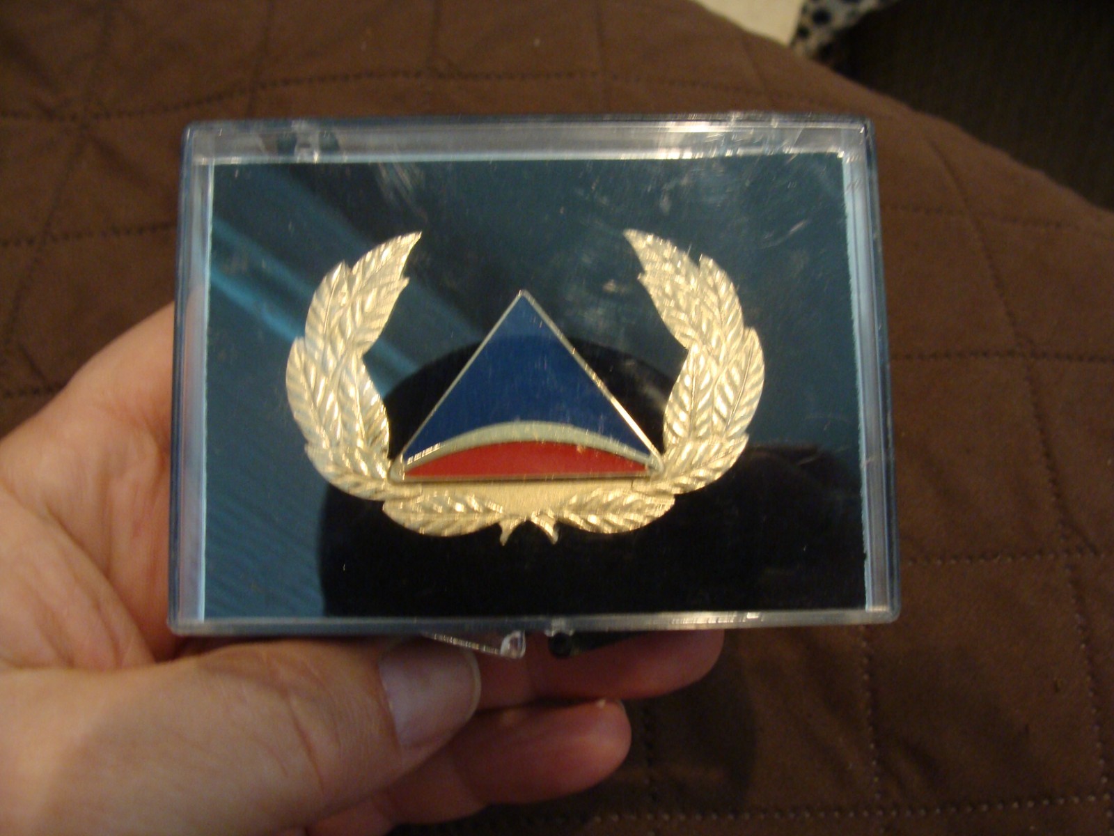 NEW - Vintage DELTA airlines pilot hat badge pin Gold Metal & Enamel in box NEW - Vintage DELTA airlines pilot hat badge pin Gold Metal & Enamel in box