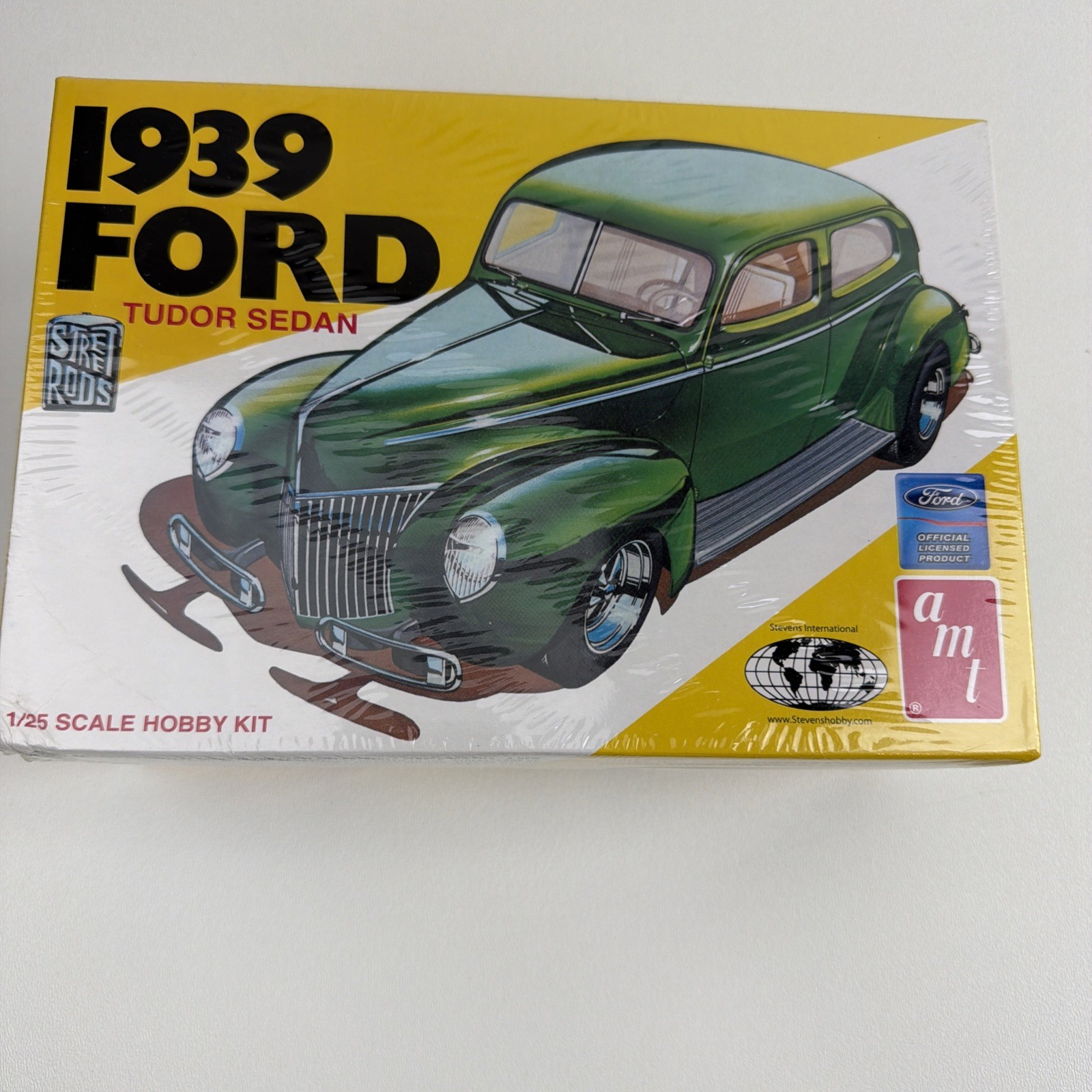 Ford 1939 Tudor Sedan 1:25 scale AMT Street Rod Kit 38484 Factory Sealed Ford 1939 Tudor Sedan 1:25 scale AMT Street Rod Kit 38484 Factory Sealed