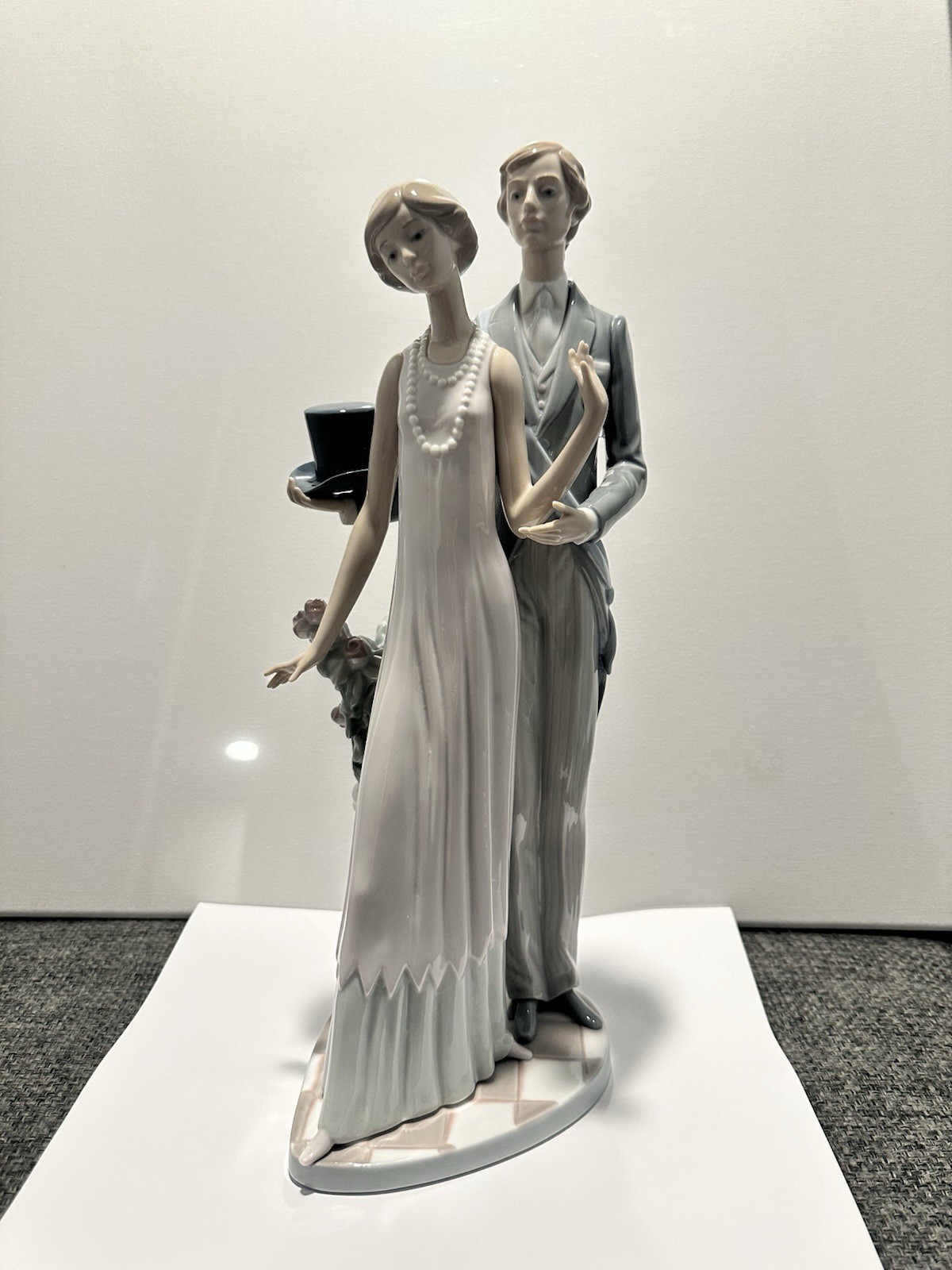 Lladró Hand Painted Porcelain Couple Figurine w/ Flowers Spain MPN 01001418