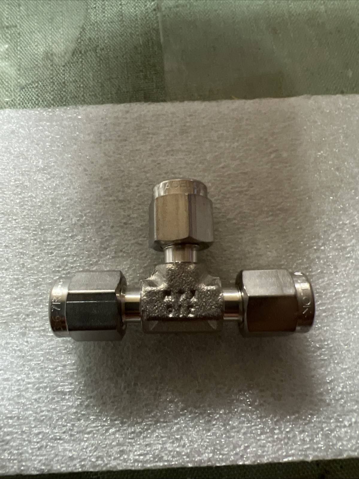 35–Swagelok SS-200-3