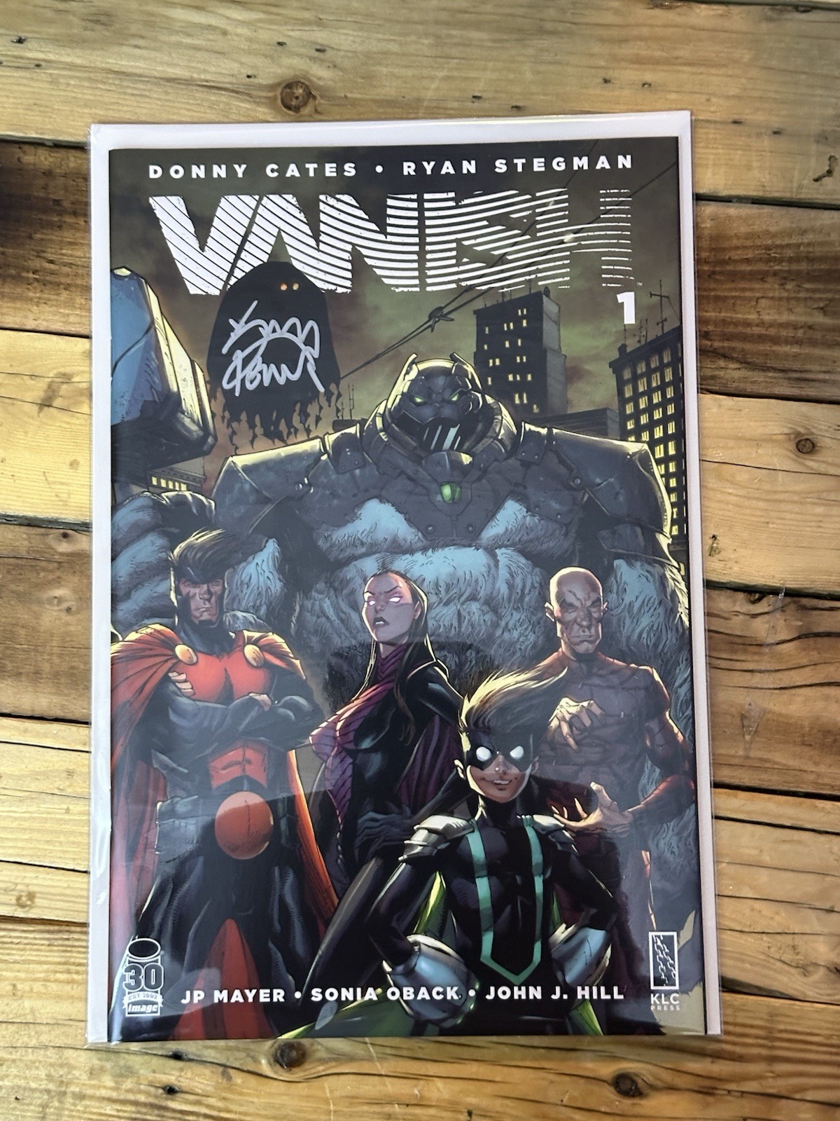 VANISH #1 Ryan Stegman Exvlusive Trade Dress Signed W/ COA VANISH #1 Ryan Stegman Exvlusive Trade Dress Signed W/ COA