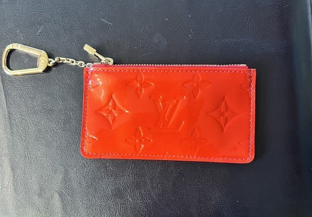 Pristine Vintage 2004 Louis Vuitton Monogram Vernis Key Pouch / Cles - Rouge Pristine Vintage 2004 Louis Vuitton Monogram Vernis Key Pouch / Cles - Rouge