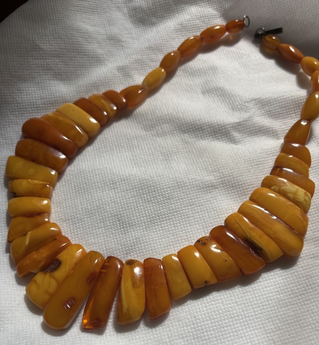 Art Deco 1930s Baltic Egg Yolk Butterscotch Amber Necklace 51.9 grams **Read** Art Deco 1930s Baltic Egg Yolk Butterscotch Amber Necklace 51.9 grams **Read**