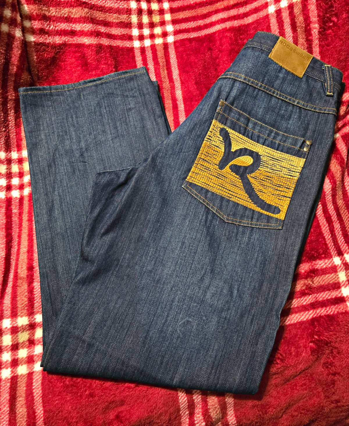 Rocawear Men\'s Dark Wash Blue Straight Leg Jeans Cotton Denim 5-Pocket Logo Rocawear Men\'s Dark Wash Blue Straight Leg Jeans Cotton Denim 5-Pocket Logo