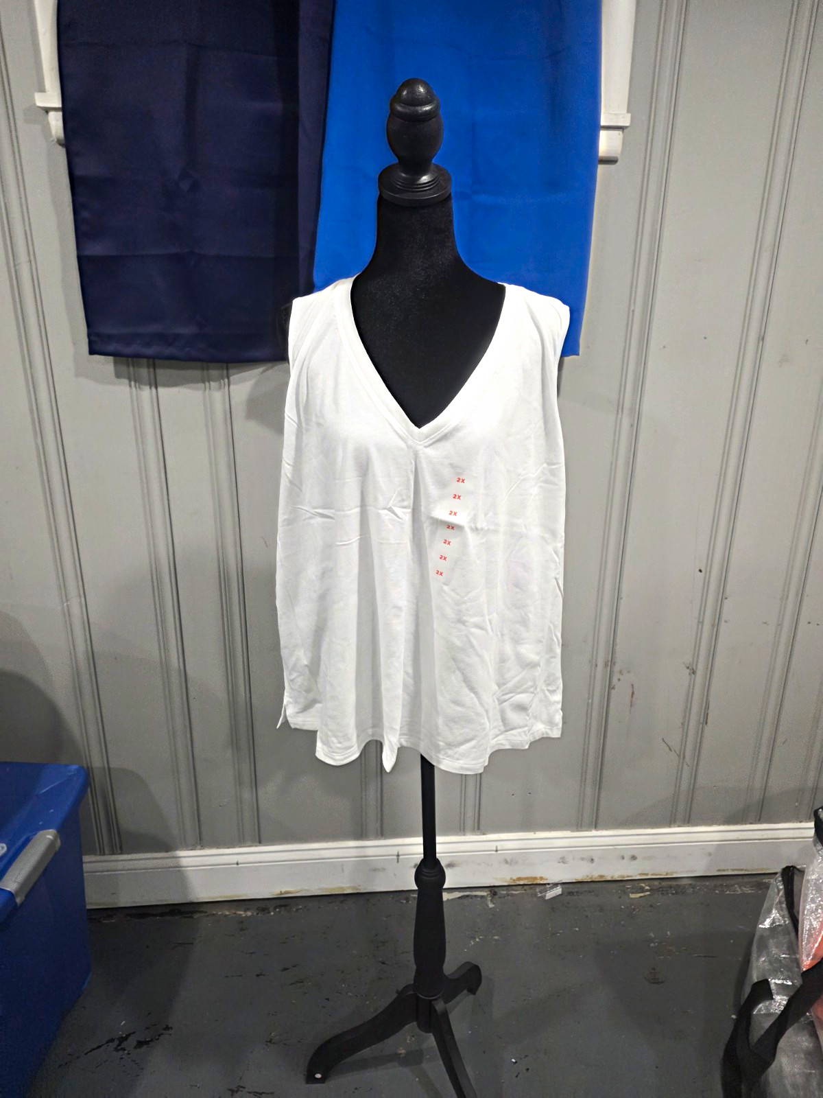 2pk Women\'s Plus 2X White Solid V-Neck Sleeveless Pullover Tank Top