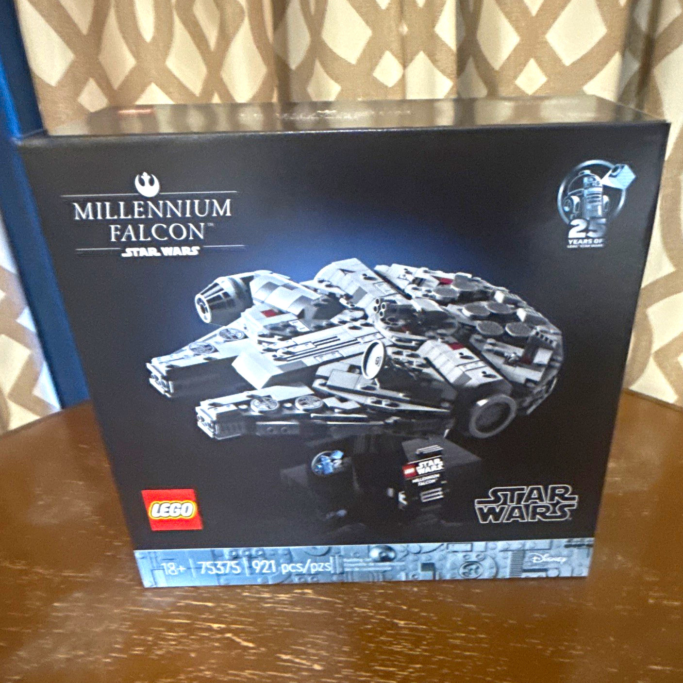 LEGO Star Wars Millennium Falcon 75375 921 pcs 18+ Starship Collection Stand