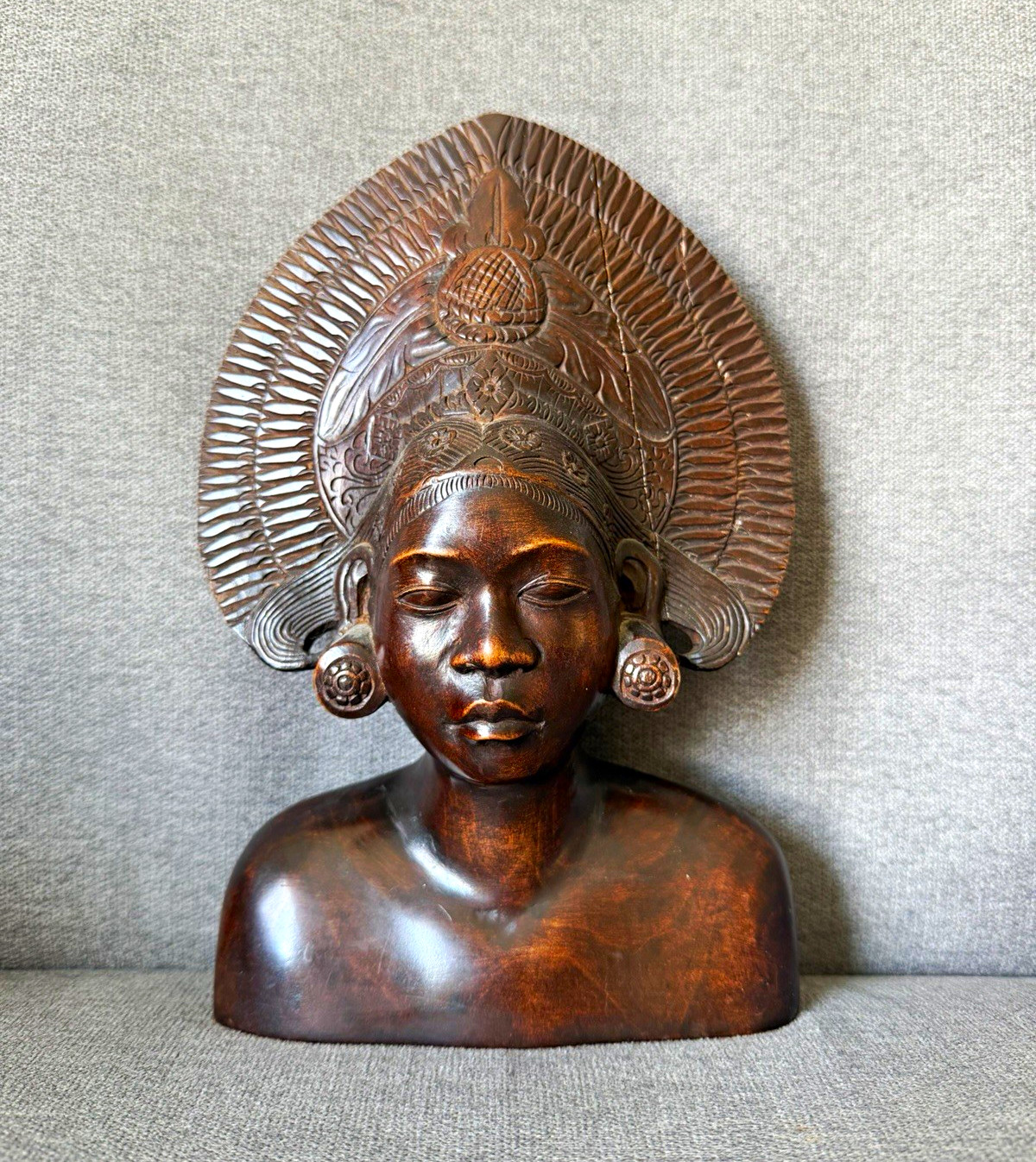 Vintage hand-carved Balinese wooden bust, Janger dancer, mid 20th century