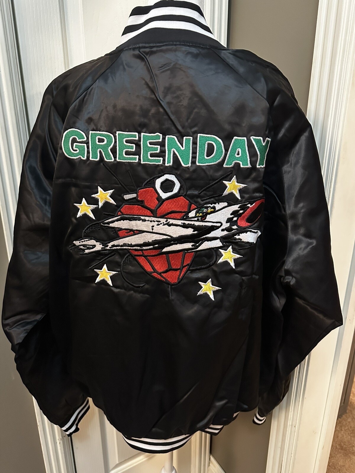 GREEN DAY Saviors Tour Official Merchandise Rare Satin Bomber Jacket Mens Large GREEN DAY Saviors Tour Official Merchandise Rare Satin Bomber Jacket Mens Large