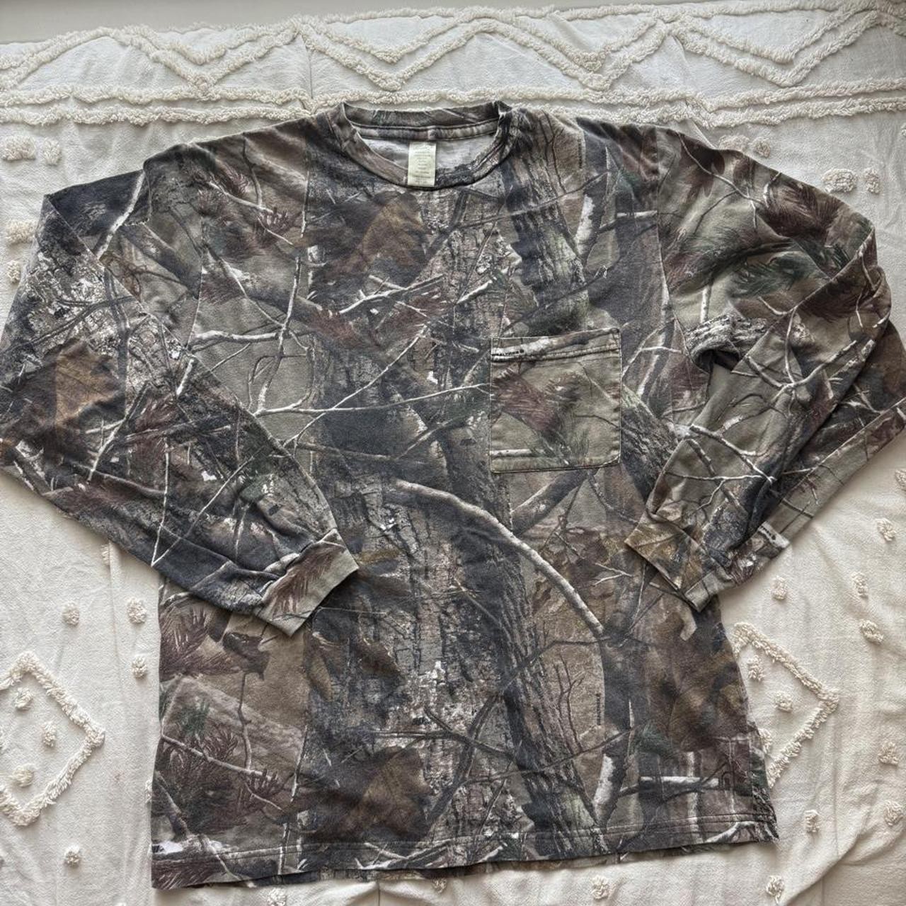 Vintage Eddie Bauer Realtree Camo Long Sleeve Pocket Tee Vintage Eddie Bauer Realtree Camo Long Sleeve Pocket Tee