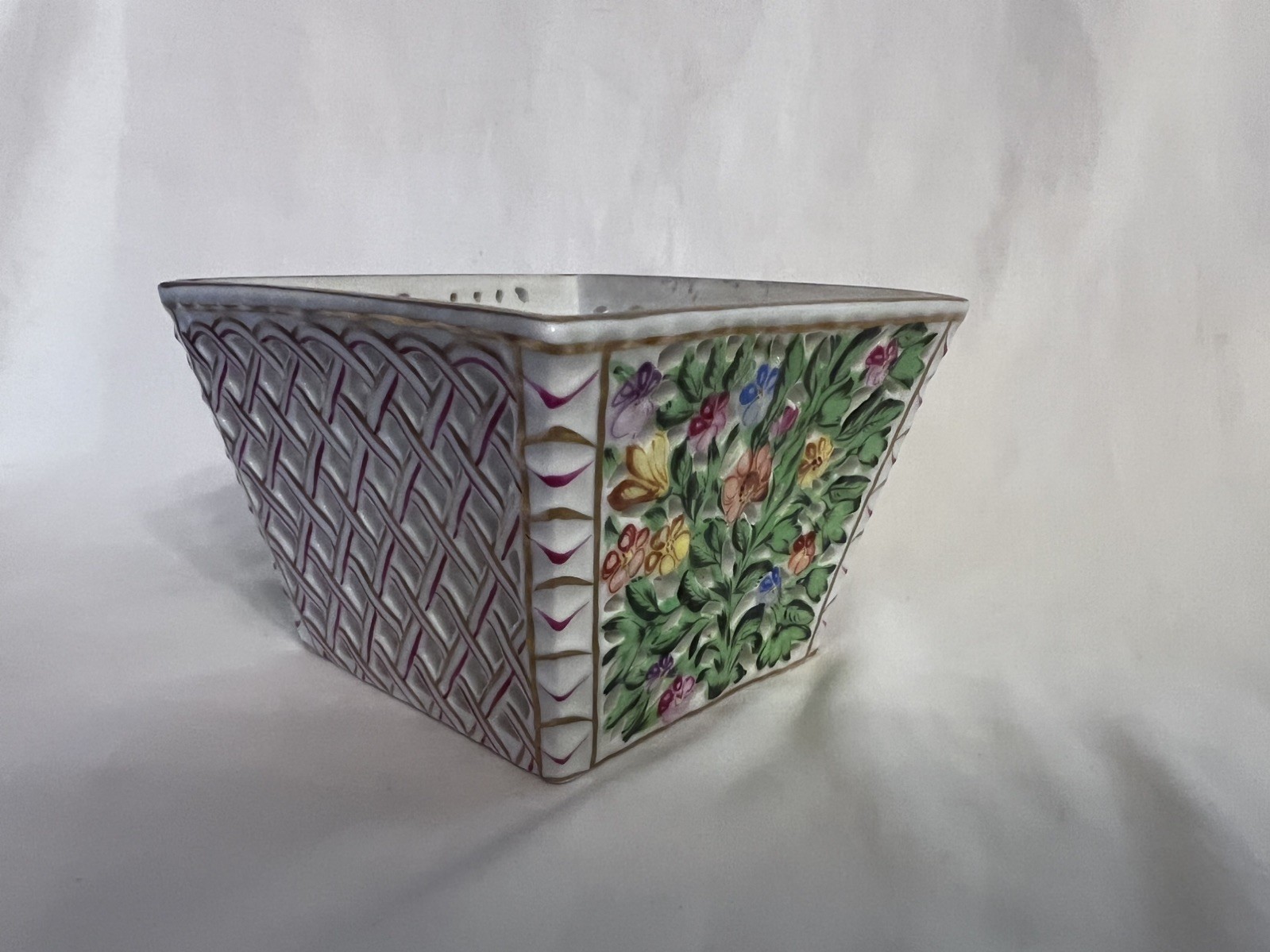 Herend Hvngary Basket 7296/C Queen Victoria Herend Hvngary Basket 7296/C Queen Victoria