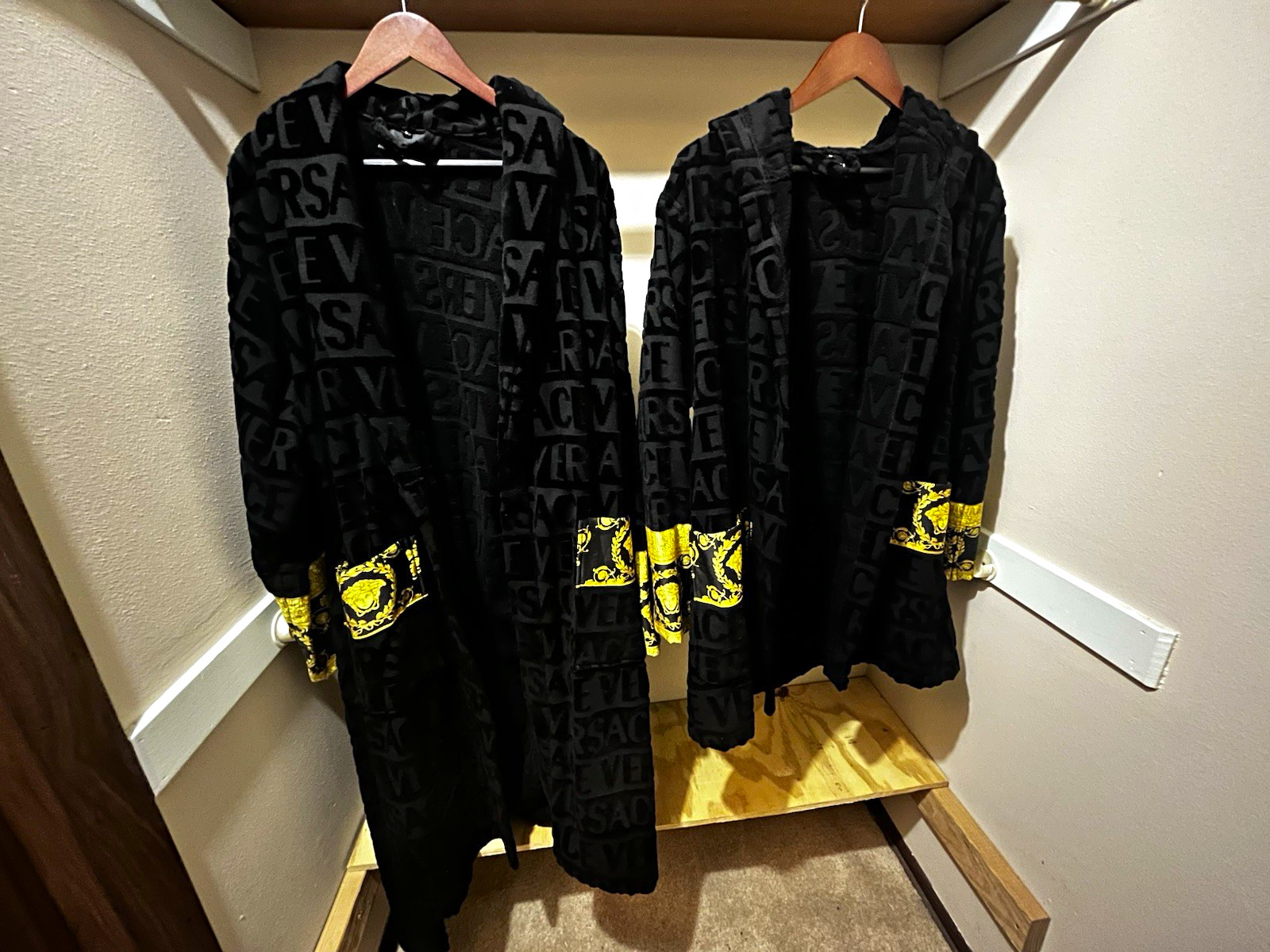 Versace unisex his/hers Black/Gold Terrycloth Robes Size L Versace unisex his/hers Black/Gold Terrycloth Robes Size L