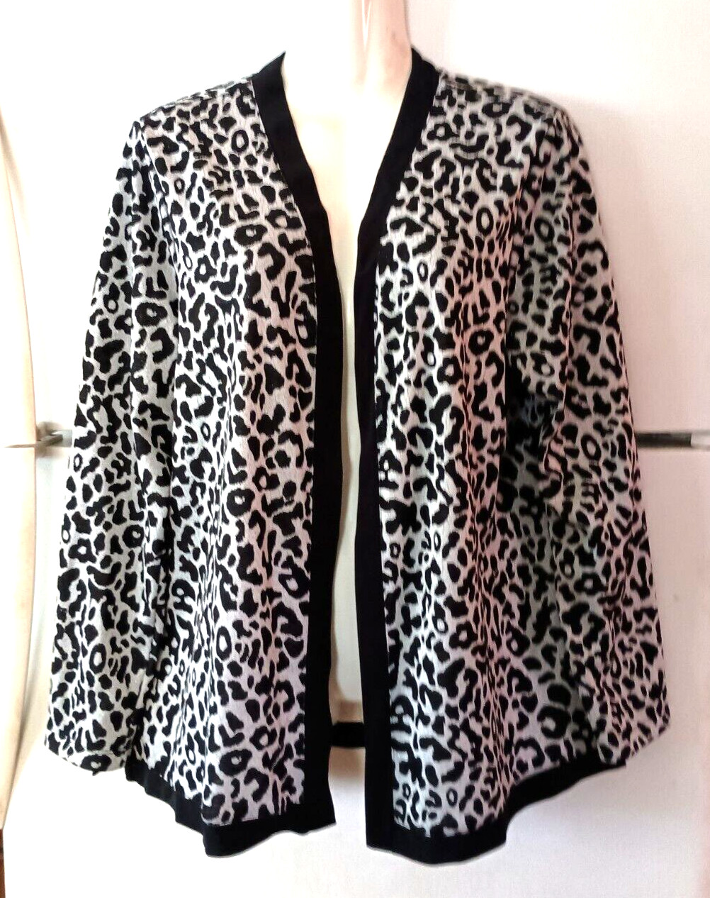 VTG CHICO\'S EASY WEAR GRAY BLACK ANIMAL PRINT OPEN METALLIC CARDIGAN SWEATER 2 L VTG CHICO\'S EASY WEAR GRAY BLACK ANIMAL PRINT OPEN METALLIC CARDIGAN SWEATER 2 L