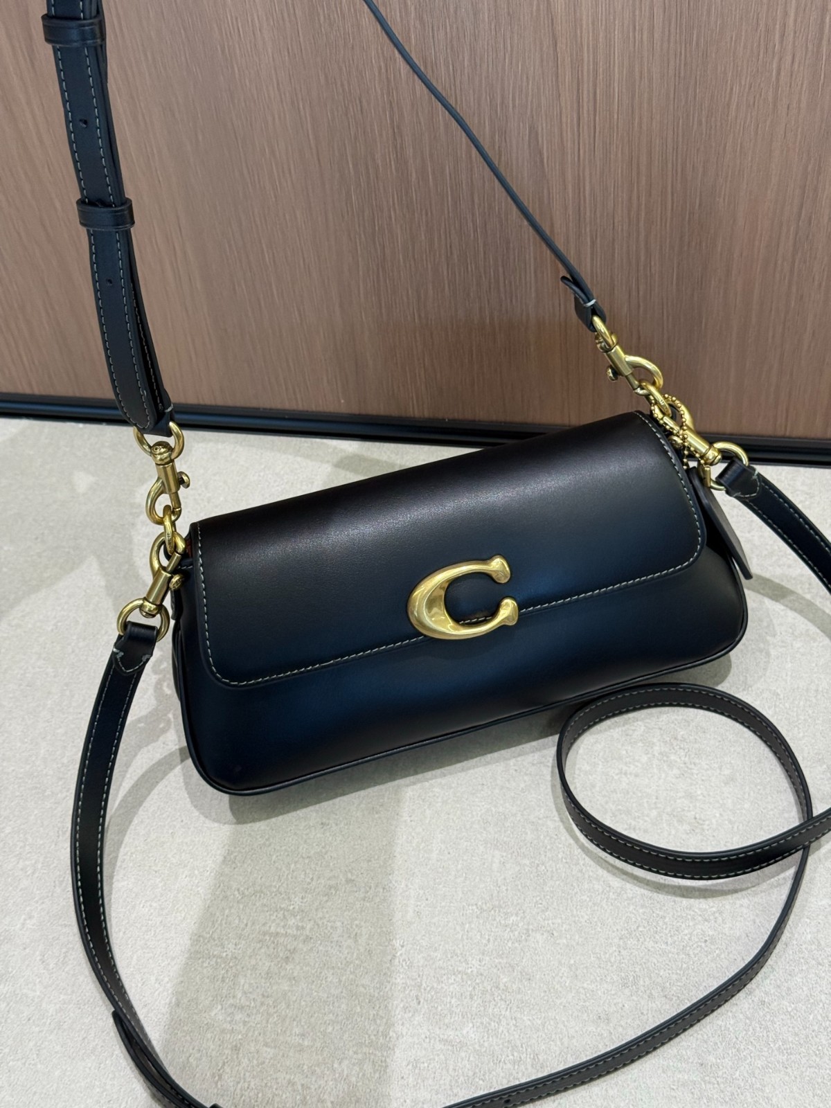 Coach Jet Shoulder Bag CAM16 Black Leather Gold Logo Hardware Shoulder Crossbody Coach Jet Shoulder Bag CAM16 Black Leather Gold Logo Hardware Shoulder Crossbody
