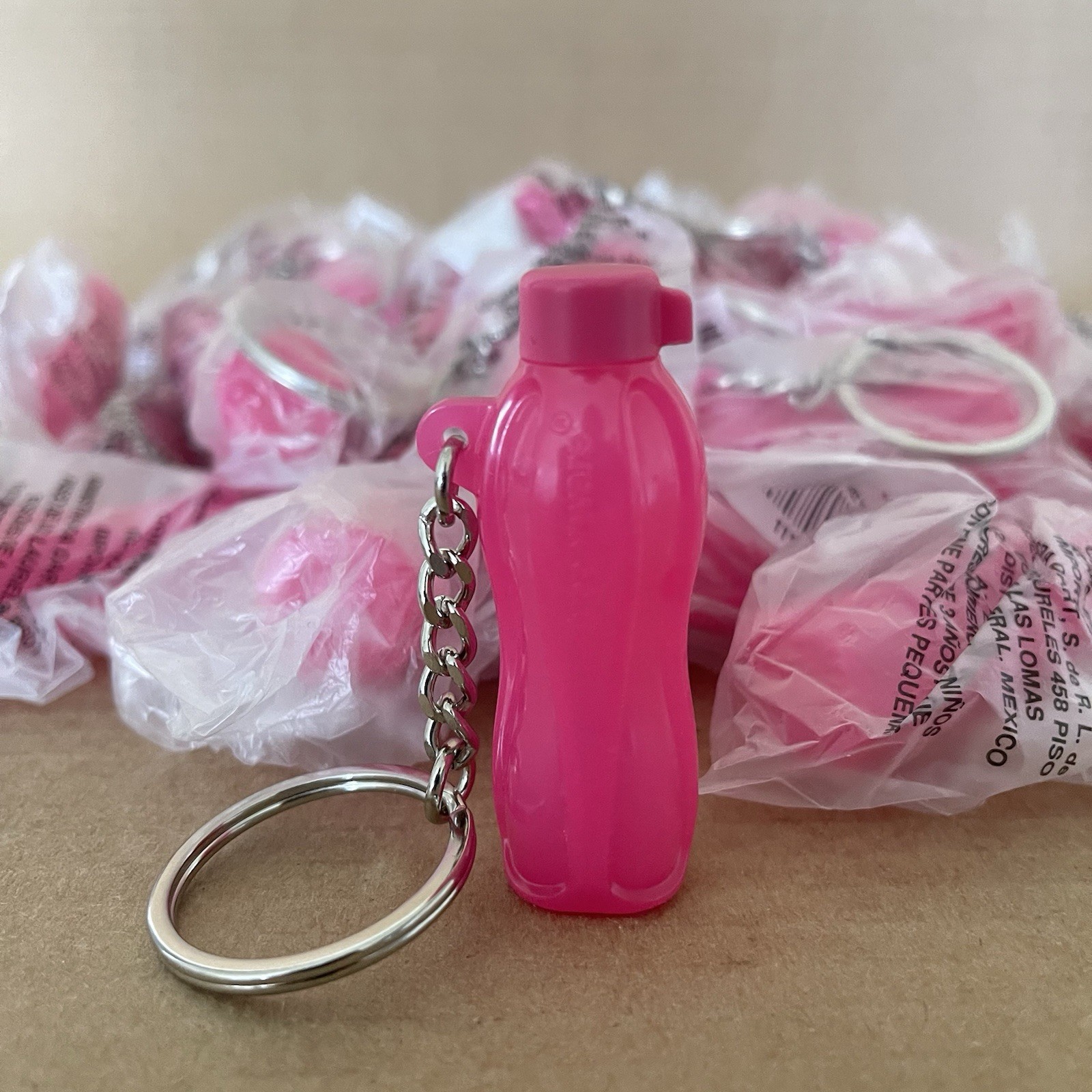 Tupperware Mini Eco Bottle Keychains Pink Set - Huge Lot of 50 Pieces Gadgets Tupperware Mini Eco Bottle Keychains Pink Set - Huge Lot of 50 Pieces Gadgets