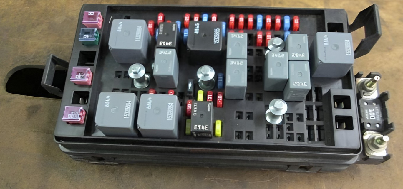 2004-2006 Chevy Colorado GMC Canyon Engine Fuse Box Assembly OEM