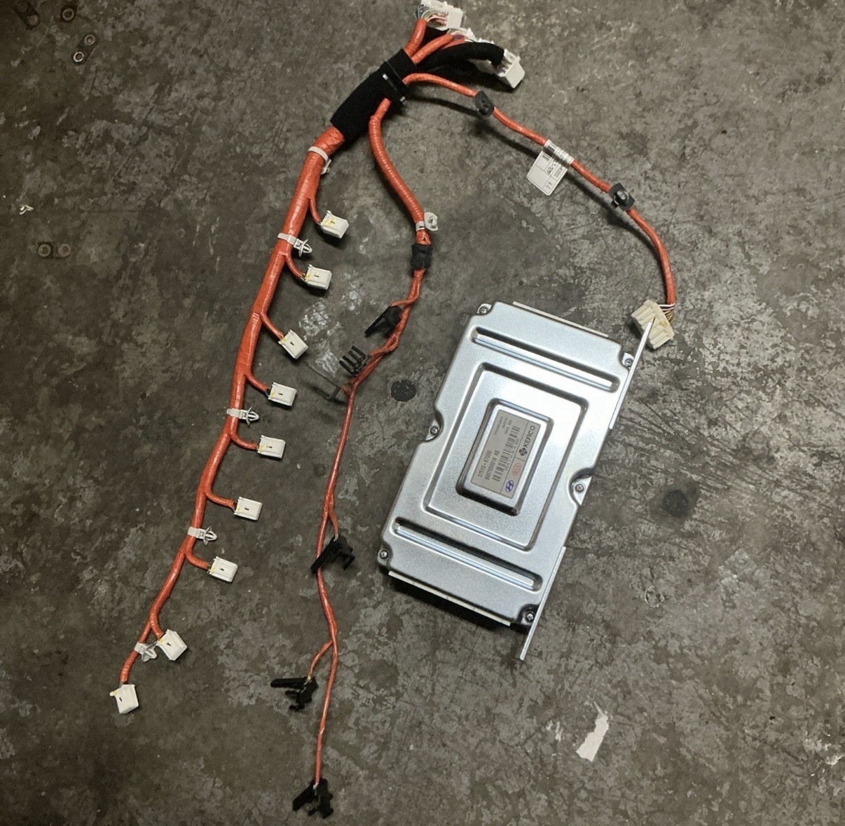 HYUNDAI KIA Battery Management Control Module w HARNESS OEM 2012 - 2016 HYUNDAI KIA Battery Management Control Module w HARNESS OEM 2012 - 2016