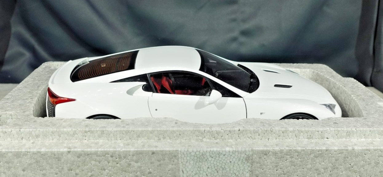 AutoArt Signature Lexus LFA White 1/18