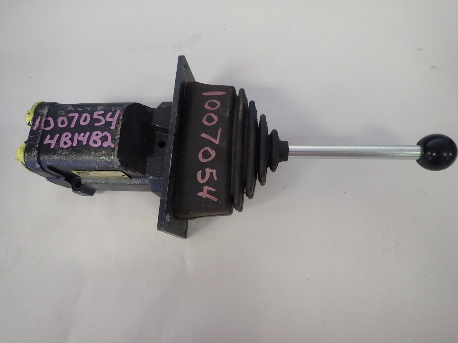 New OEM Parker PCL402-02-2077 Hydraulic Joystick New OEM Parker PCL402-02-2077 Hydraulic Joystick