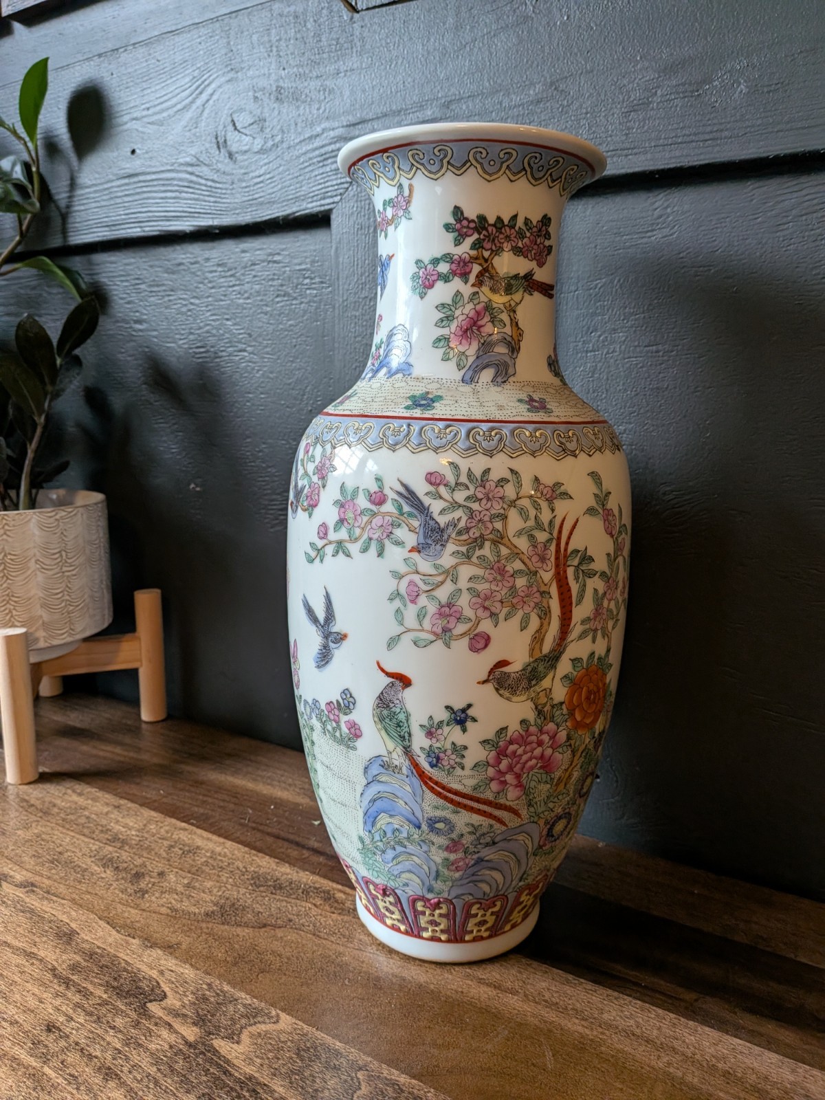 VINTAGE CHINESE FAMILLE ROSE PORCELAIN BIRDS & FLOWERS VASE VINTAGE CHINESE FAMILLE ROSE PORCELAIN BIRDS & FLOWERS VASE