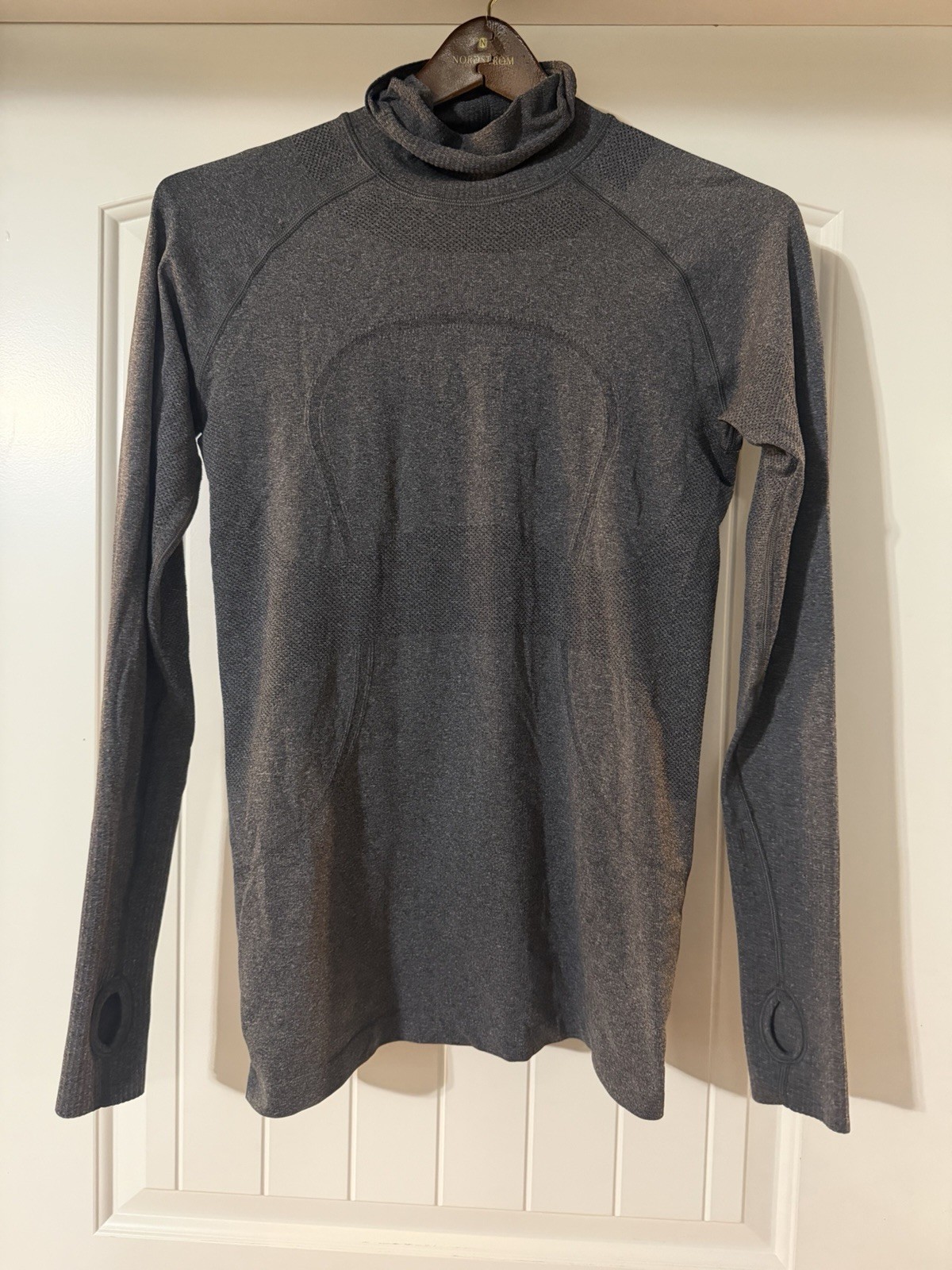 Lululemon Women\'s Run Swiftly Turtleneck Dark Gray Long Sleeve Workout Sz 10 Lululemon Women\'s Run Swiftly Turtleneck Dark Gray Long Sleeve Workout Sz 10