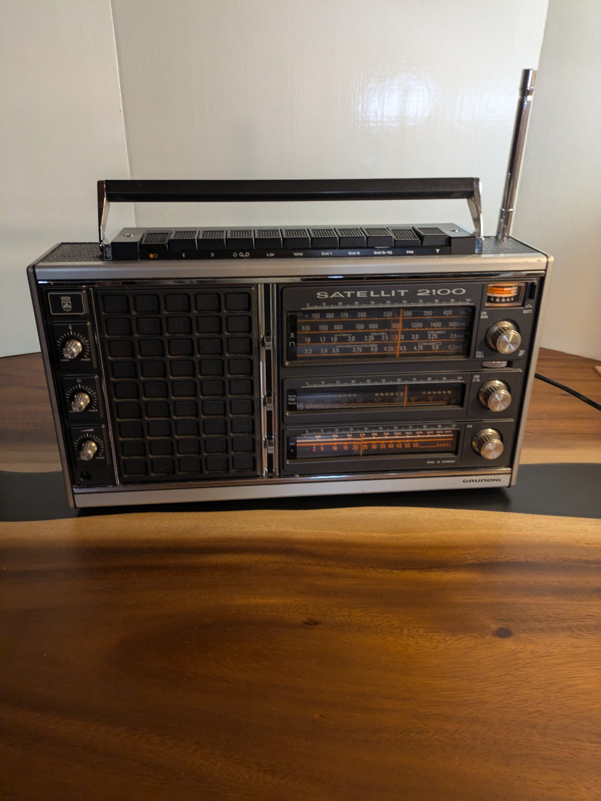 Vintage Grundig Satellit 2100 Multiband LW MW SW FM Transistor Radio