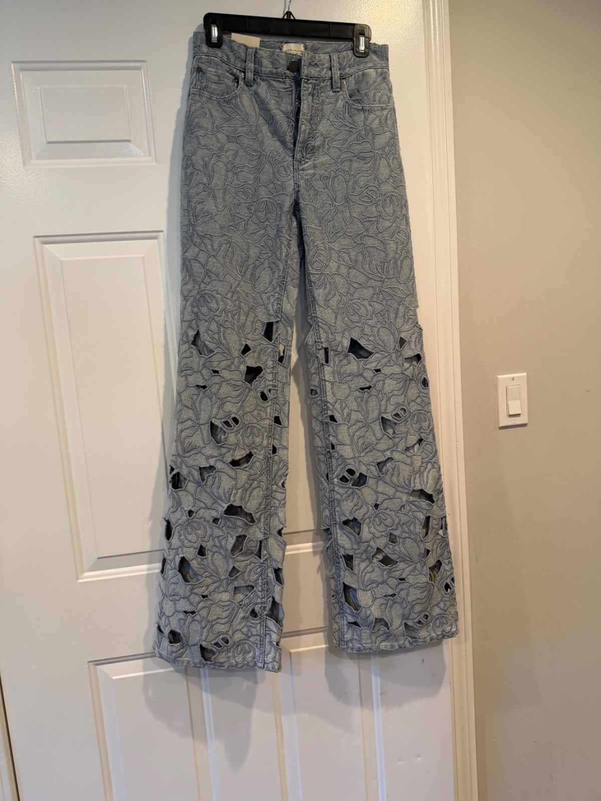 Alice + Olivia Chic High Waist Embroidered Eyelet Jeans Size 26 Alice + Olivia Chic High Waist Embroidered Eyelet Jeans Size 26
