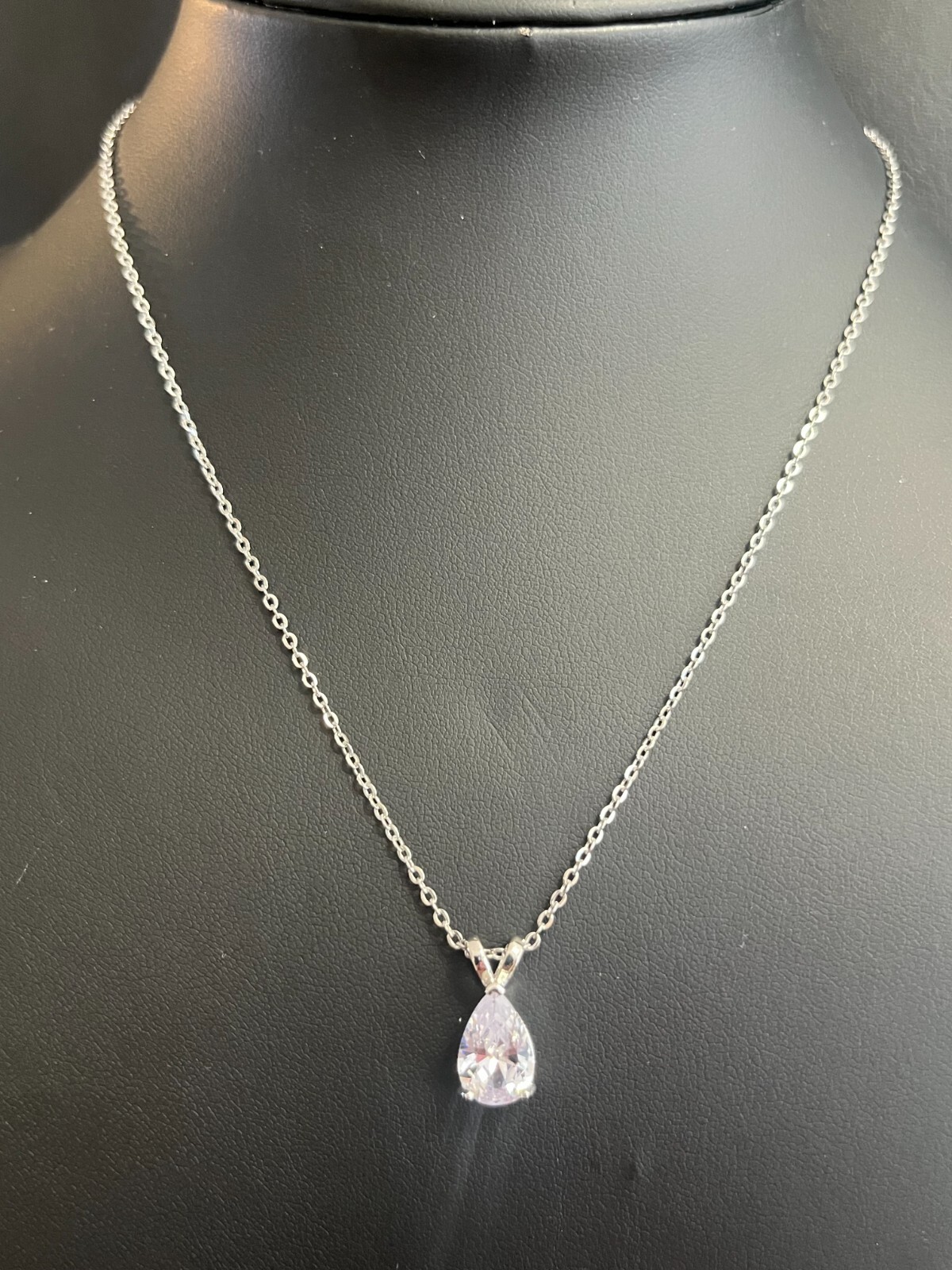 STUNNING NEW SILVER TONE PEAR SHAPED CZ PENDANT NECKLACE ON 18\
