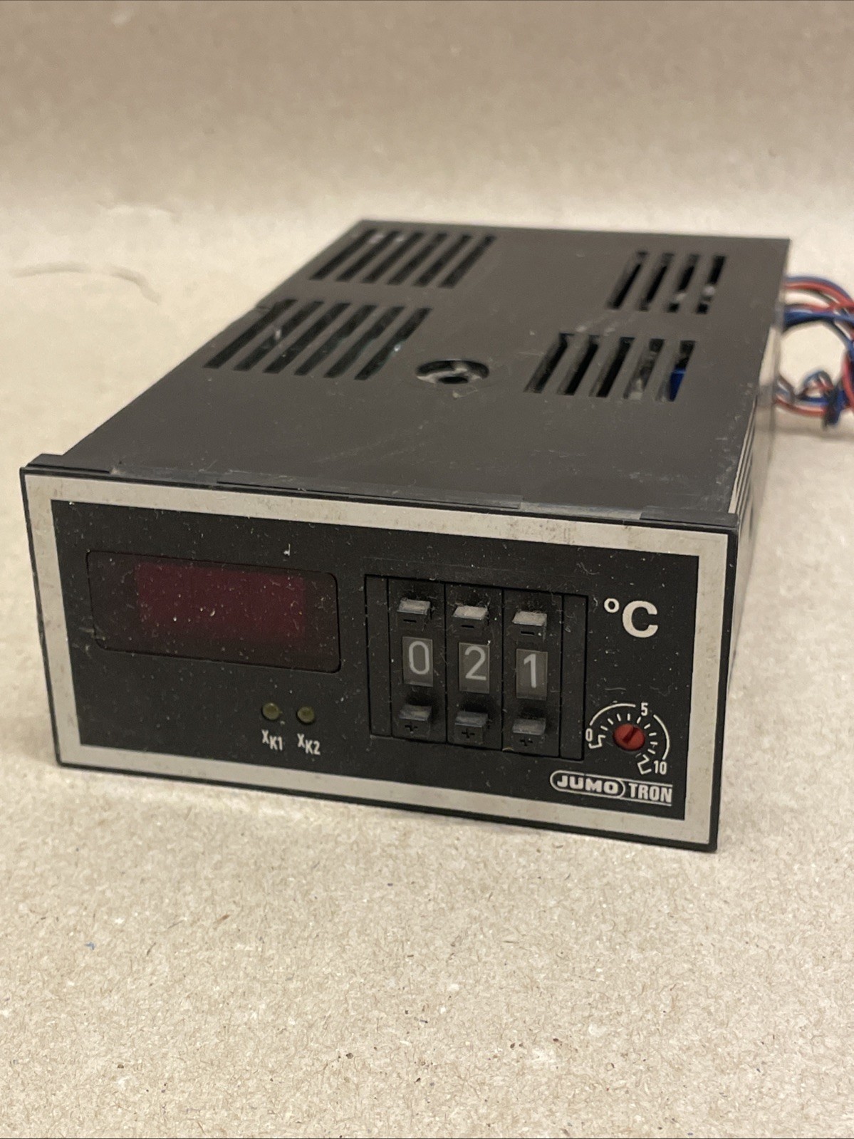 Jumo Tron Temperture Controller HROw-48/di,d3,re11,u20,h 4” 2”
