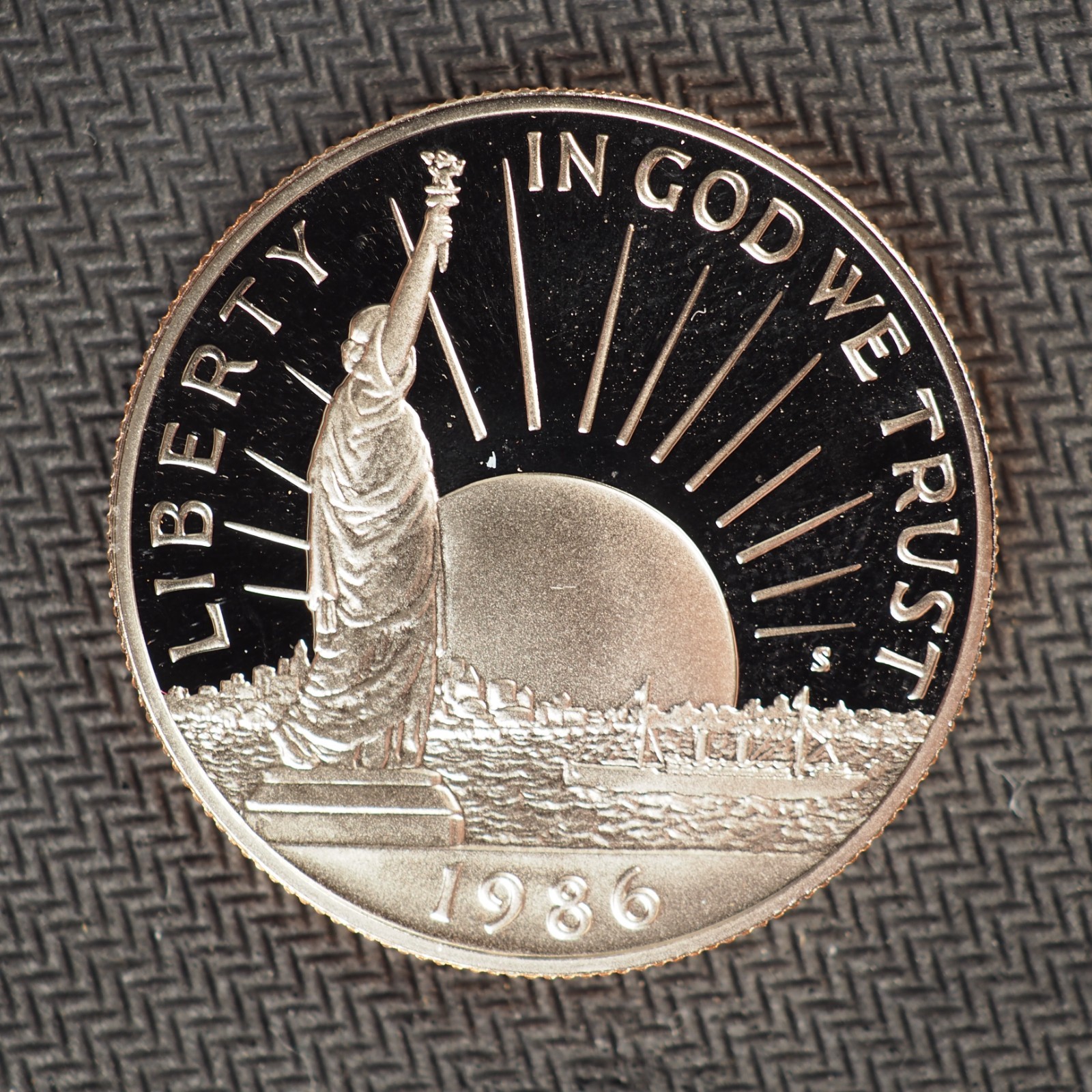1986 S PROOF STATUE OF LIBERTY CLAD HALF DOLLAR **FREE SHIPPING**C3486 1986 S PROOF STATUE OF LIBERTY CLAD HALF DOLLAR **FREE SHIPPING**C3486