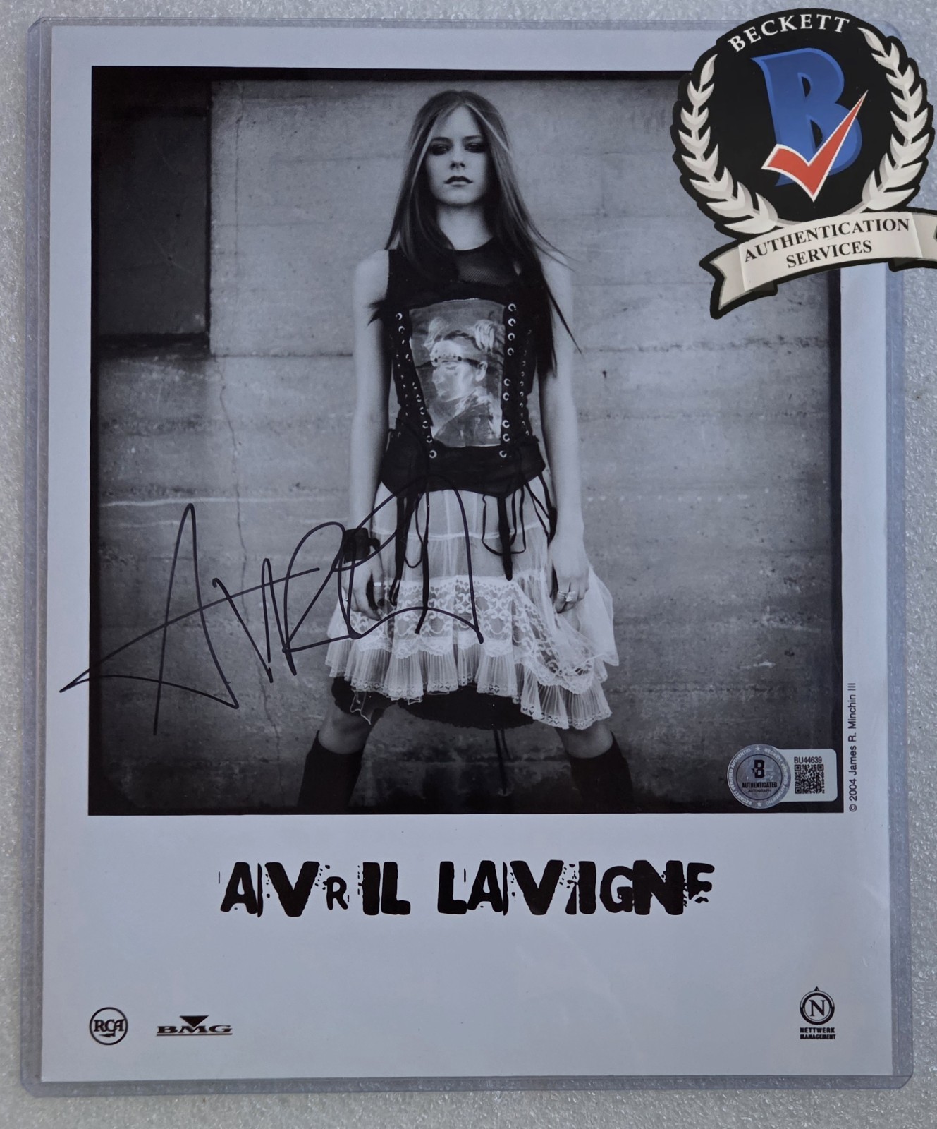 AVRIL LAVIGNE SIGNED PHOTO BECKETT BAS COA AUTOGRAPHED 8X10 RARE PRESENT GIFT